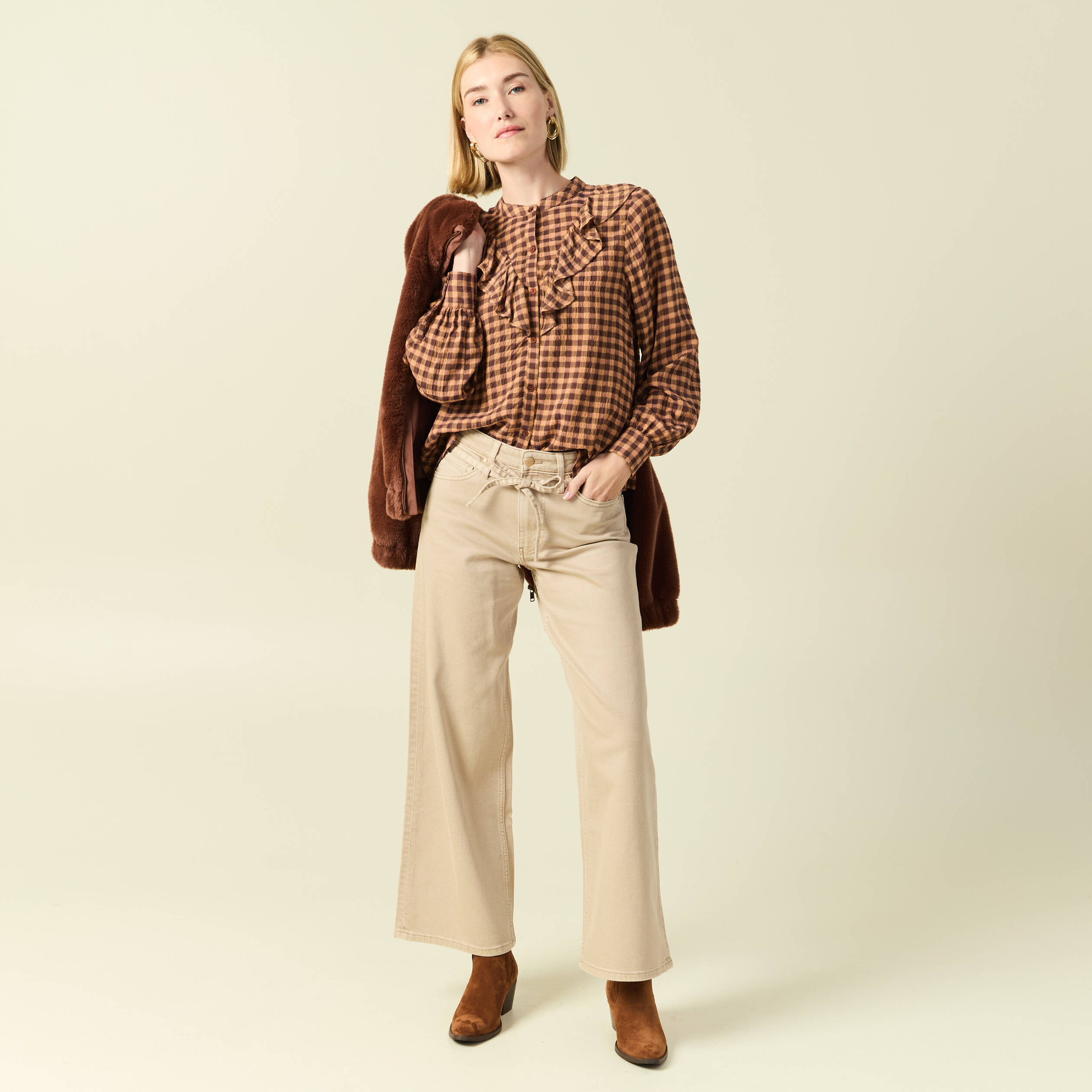 Chemise &agrave; volants manches longues marron fonc&eacute; femme