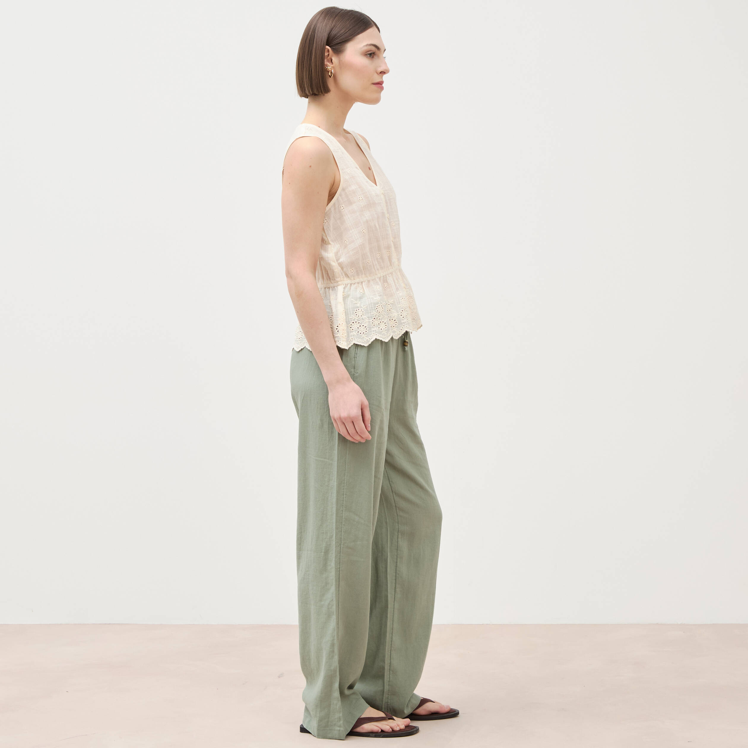 Top col v sans manches en coton creme femme