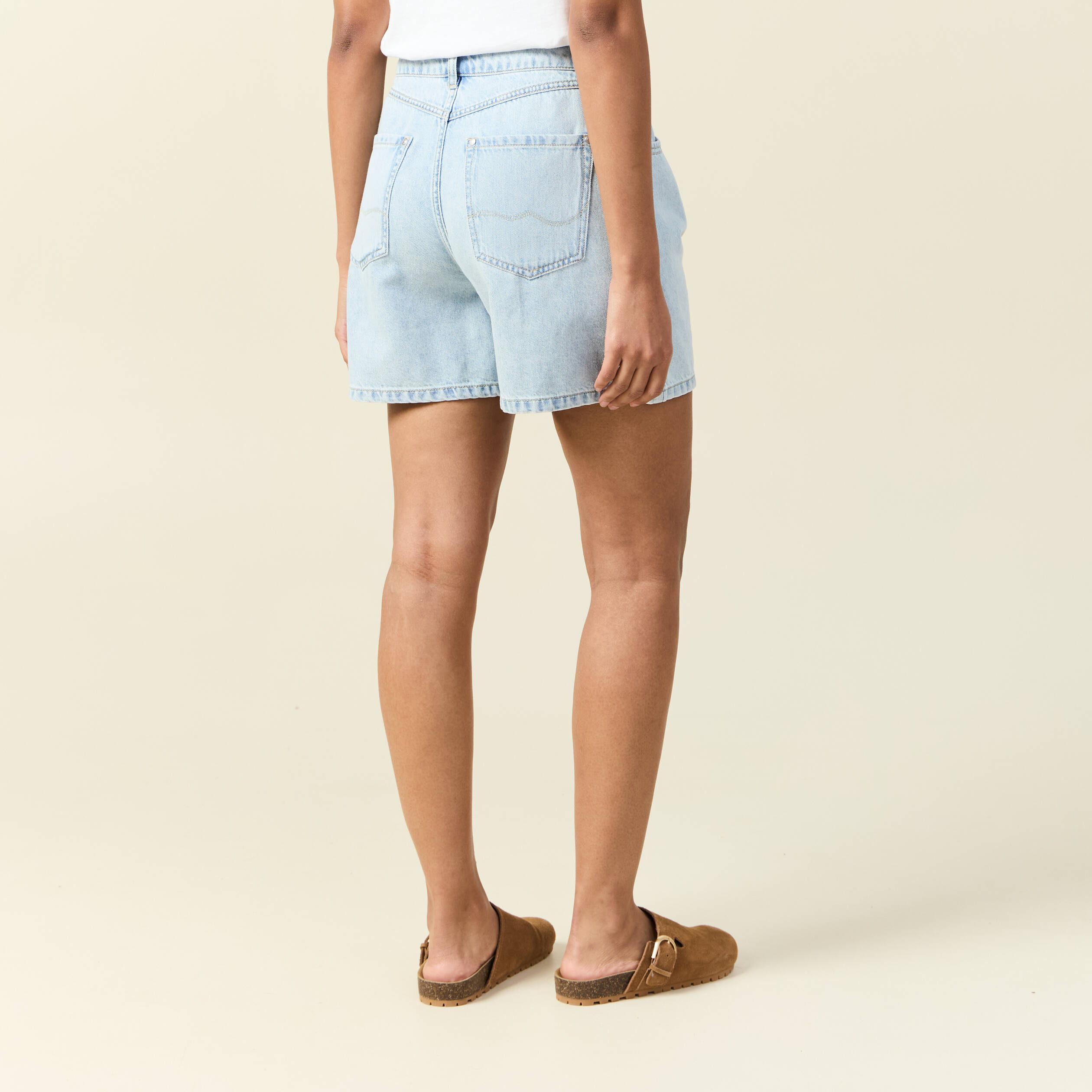 Short droit en jean &agrave; pinces denim bleach femme