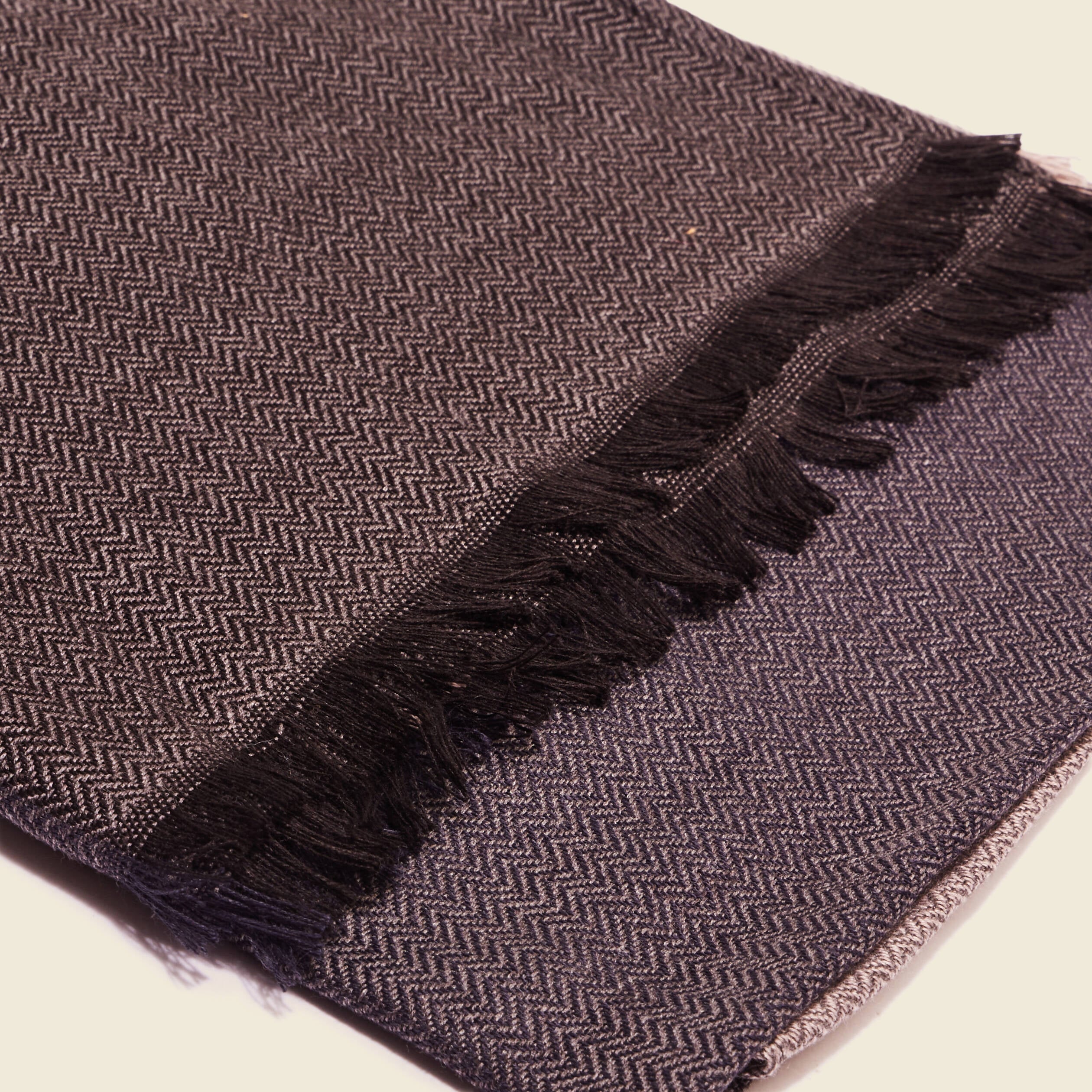 Foulard gris fonc&eacute; homme