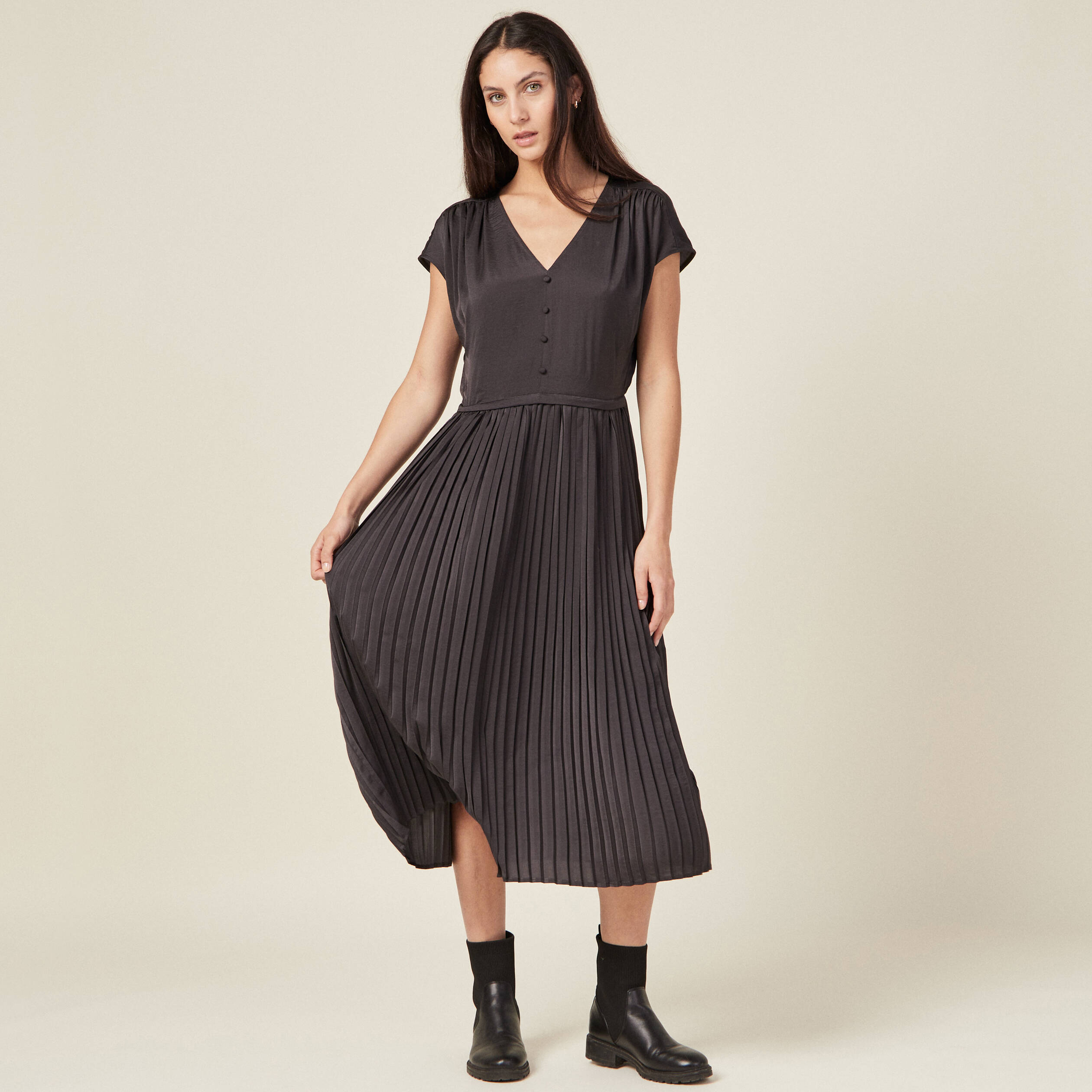 Robe midi evasee plissee satin gris fonce femme Vibs