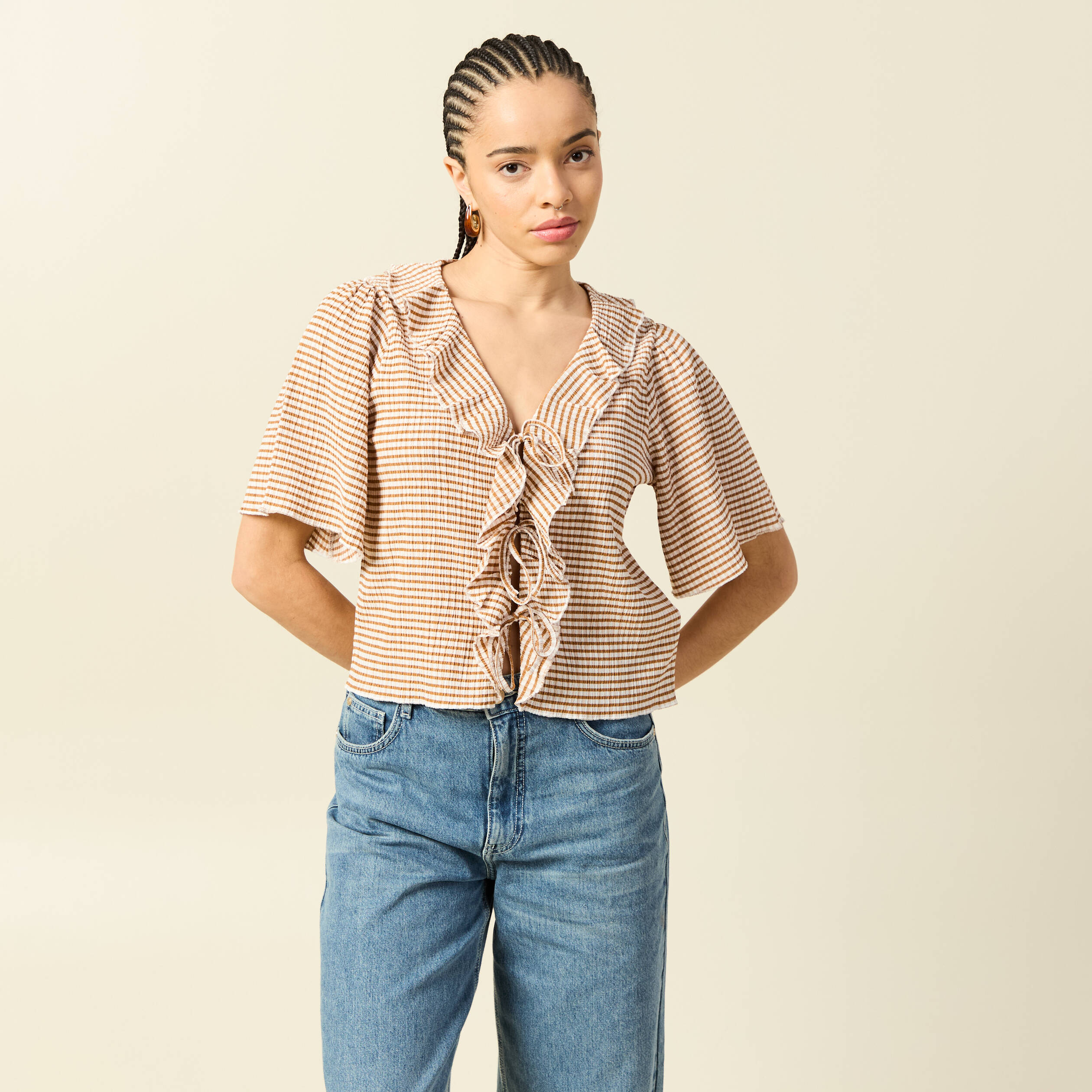 T-shirt col V &agrave; volants manches courtes marron clair femme