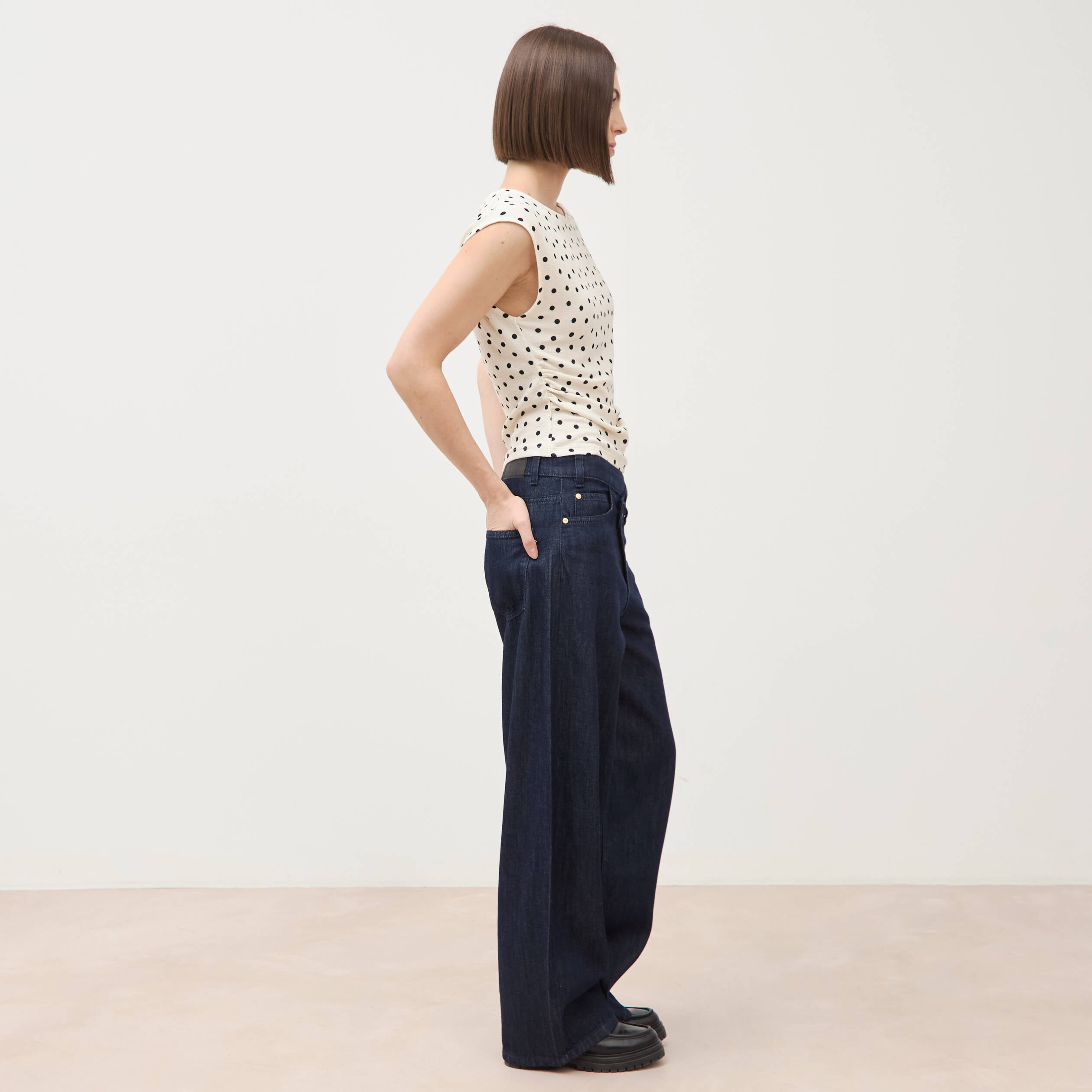 T-shirt ajust&eacute; sans manches ivoire femme