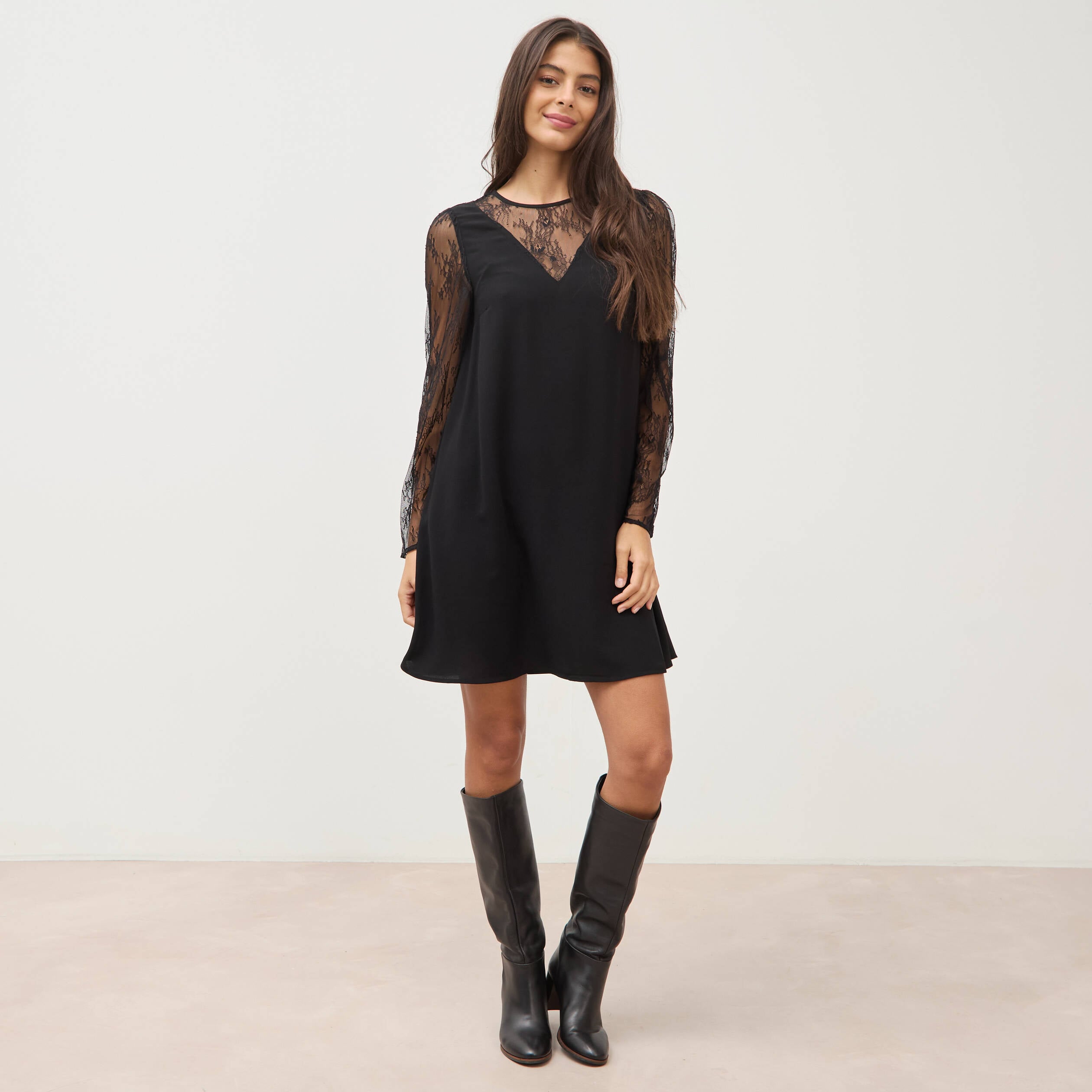 Robe courte &eacute;vas&eacute;e manches longues noir femme