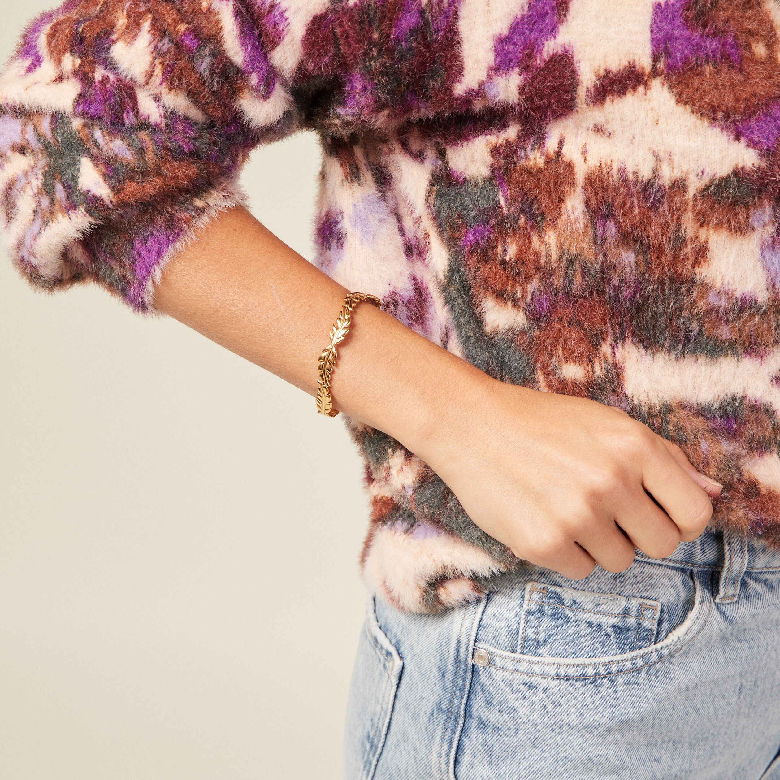 Bracelet jonc feuille en métal couleur or femme