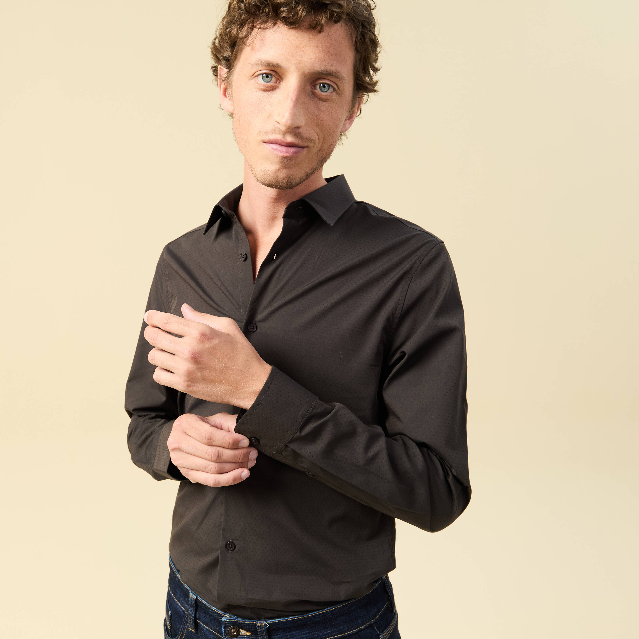 Chemise cintr&eacute;e en coton manches longues gris fonc&eacute; homme
