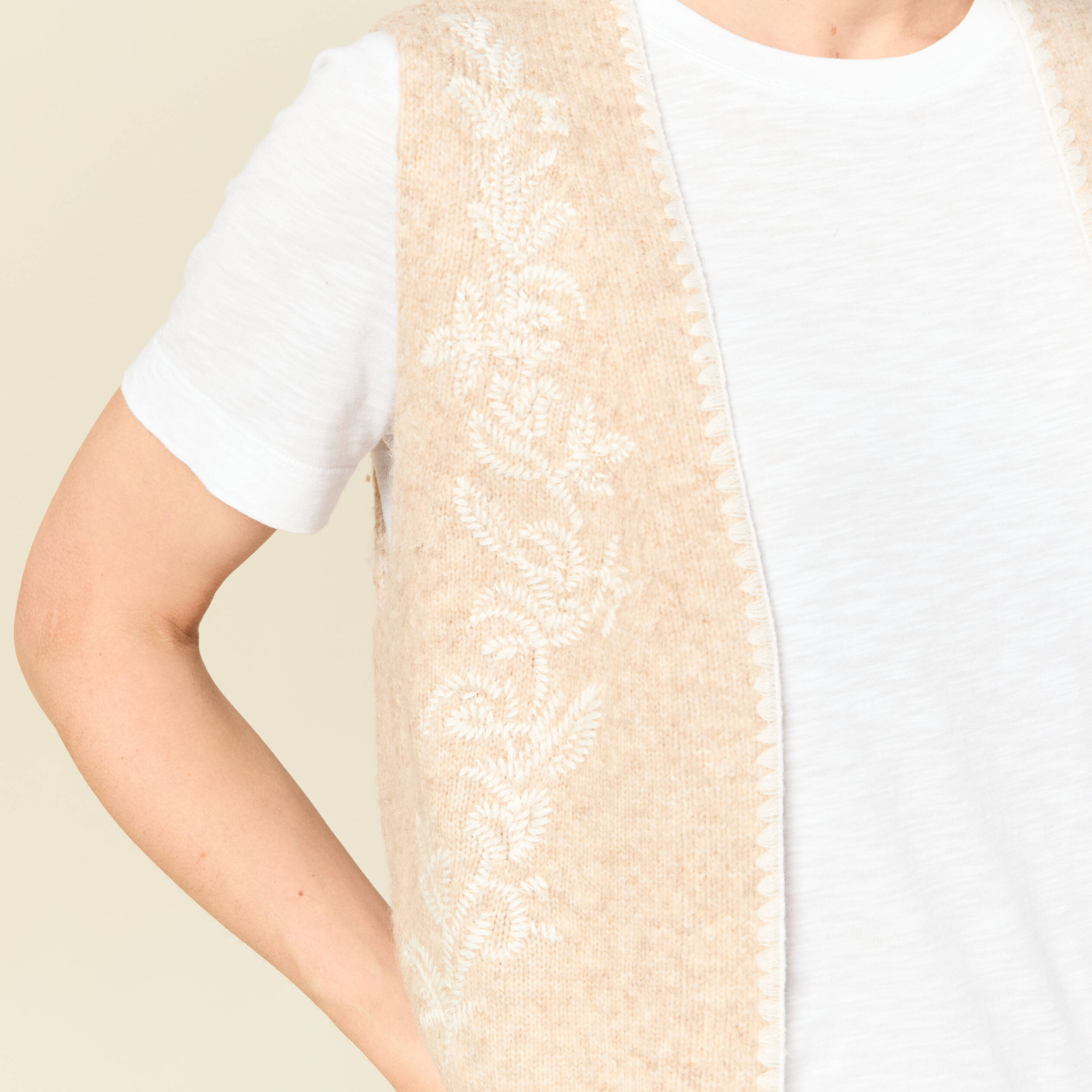 Gilet sans manches col v brod&eacute; creme femme