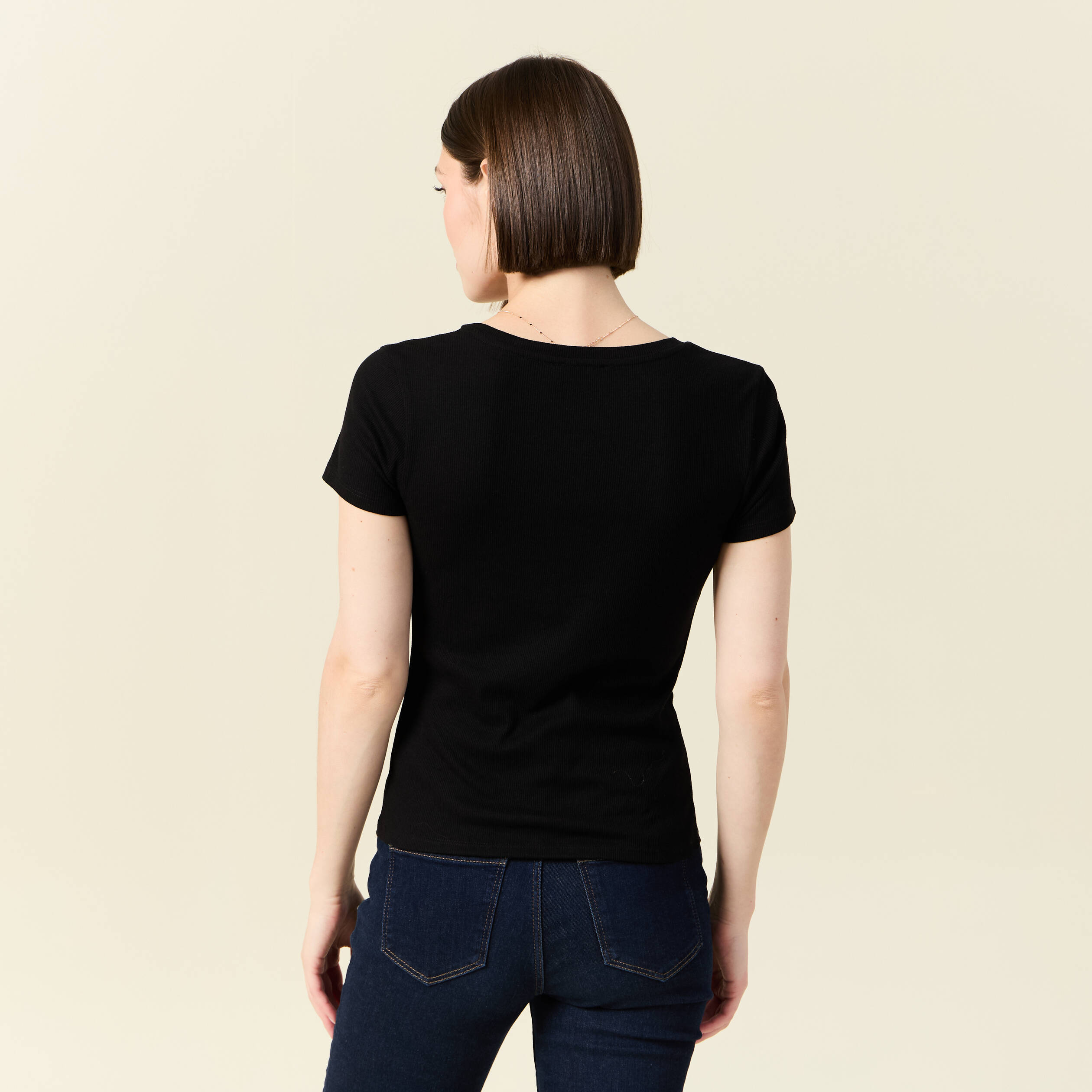 T-shirt ajust&eacute; col V manches courtes noir femme