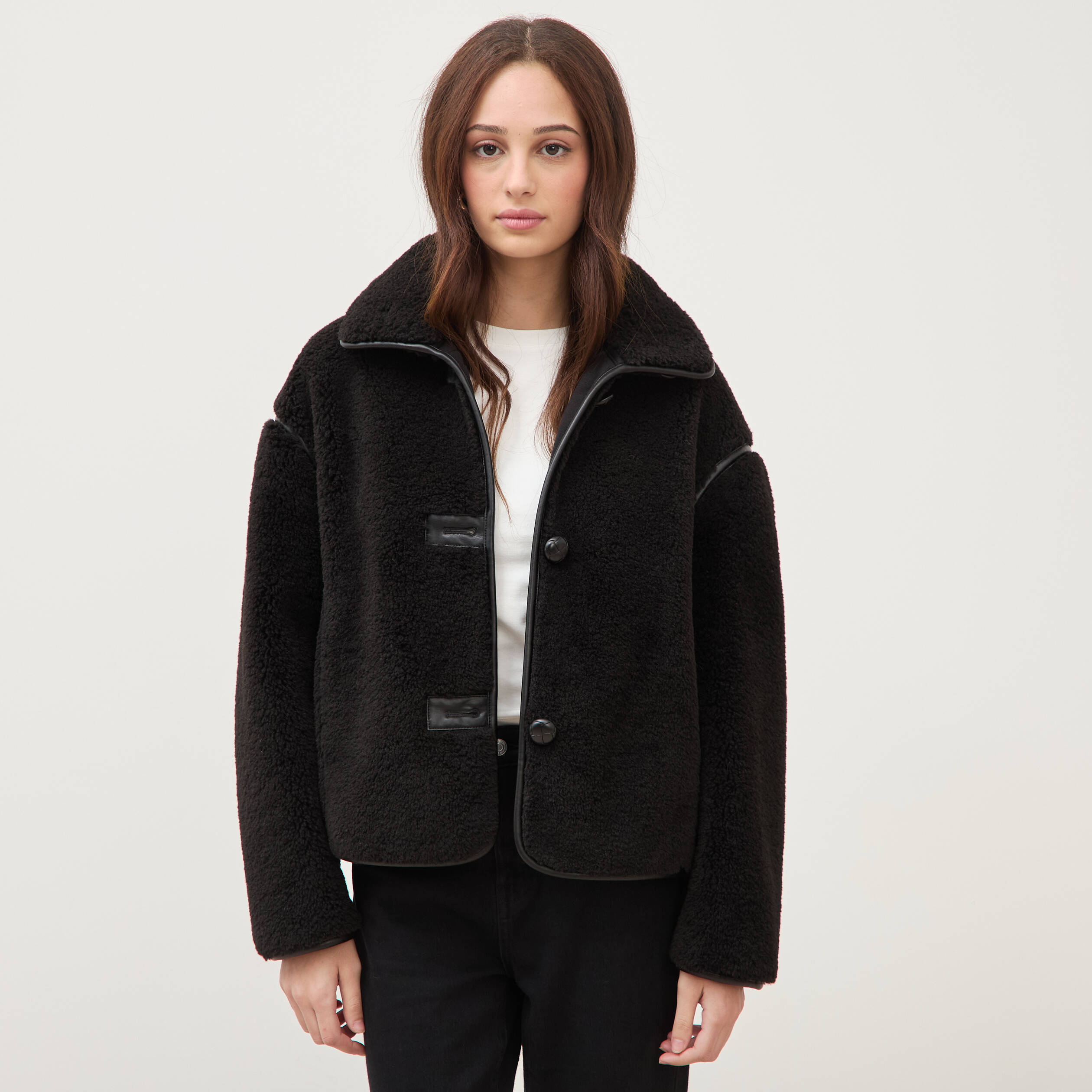 Manteau court oversize sherpa noir femme