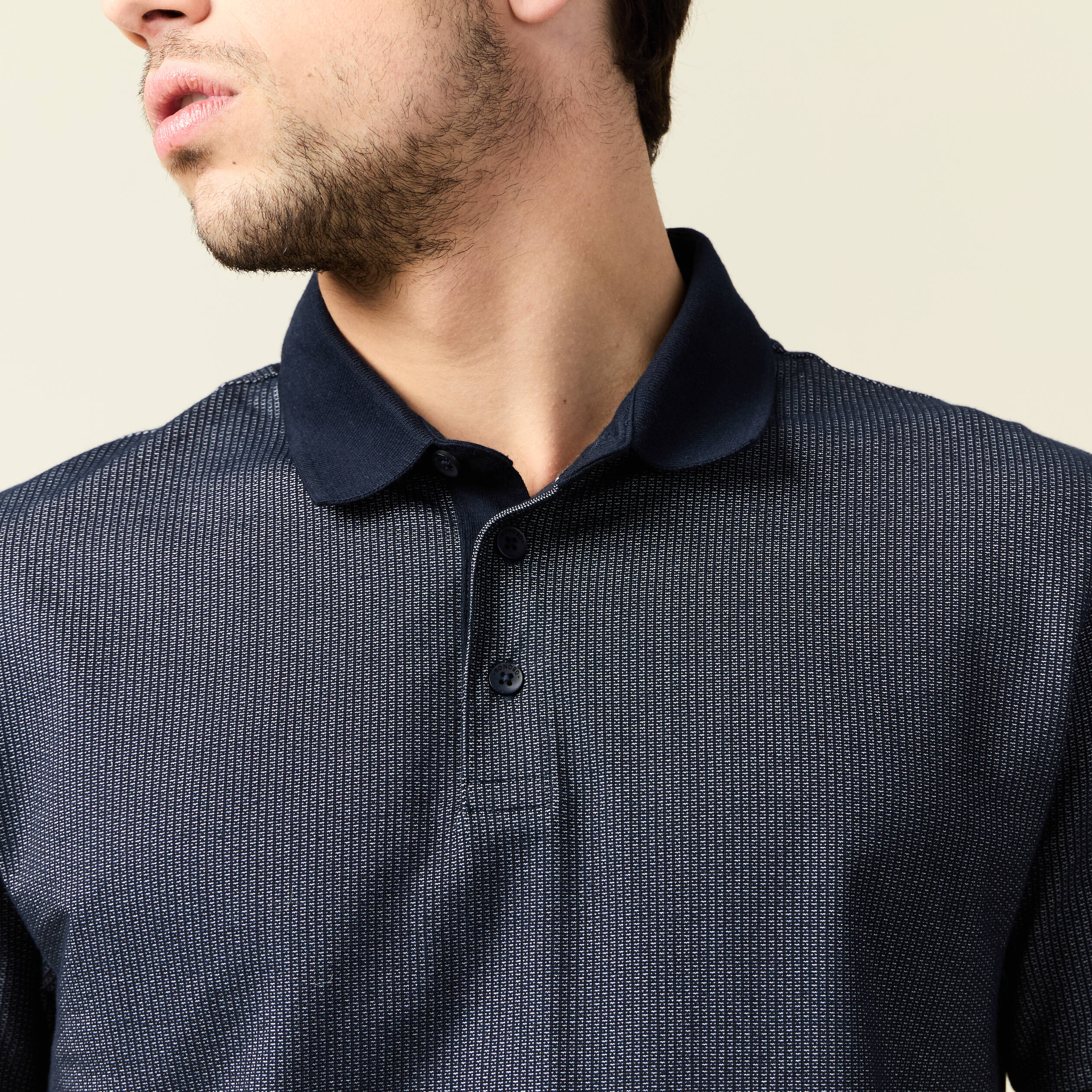 Polo cintr&eacute; manches courtes col polo bleu marine homme