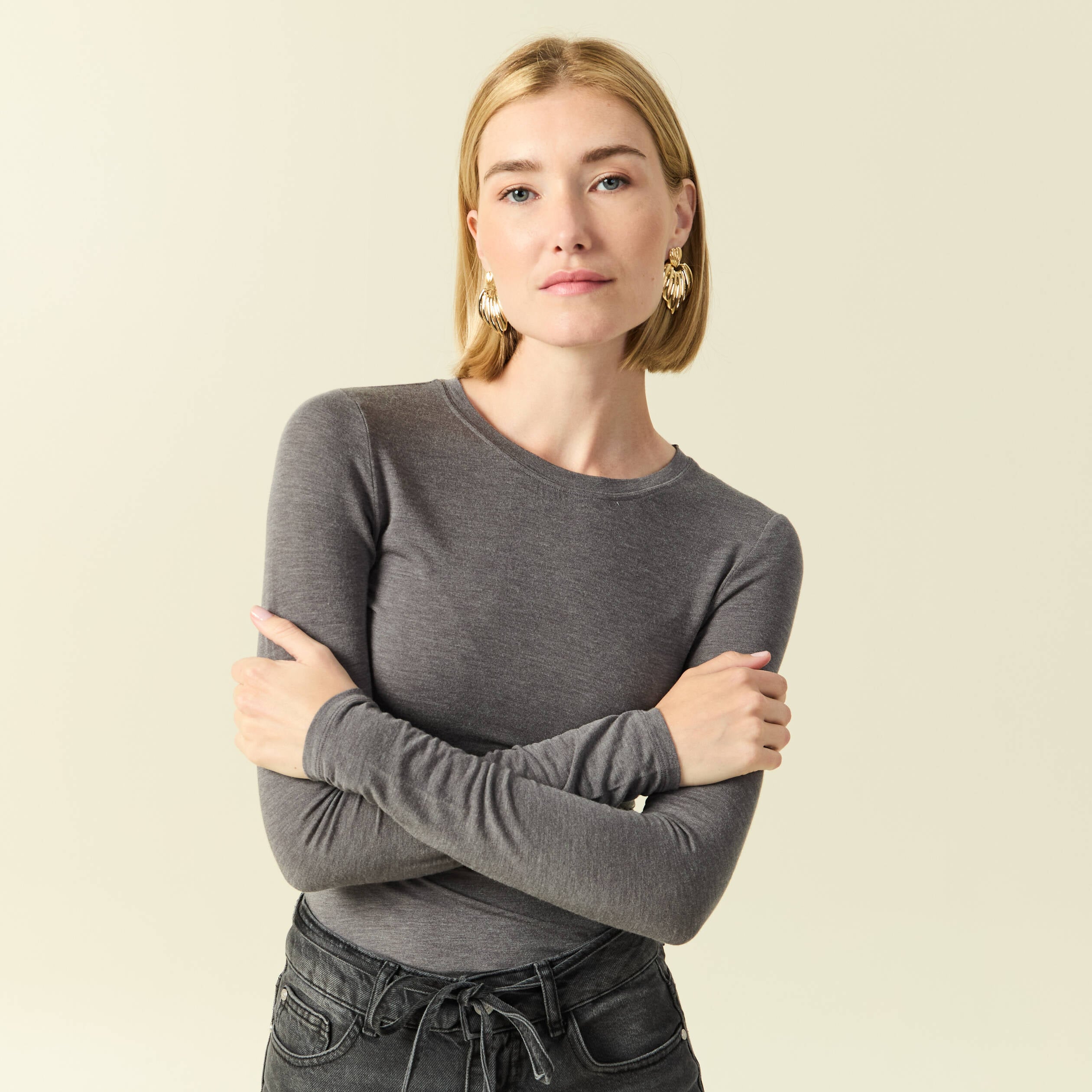 T-shirt cintr&eacute; manches longues col rond gris fonc&eacute; femme