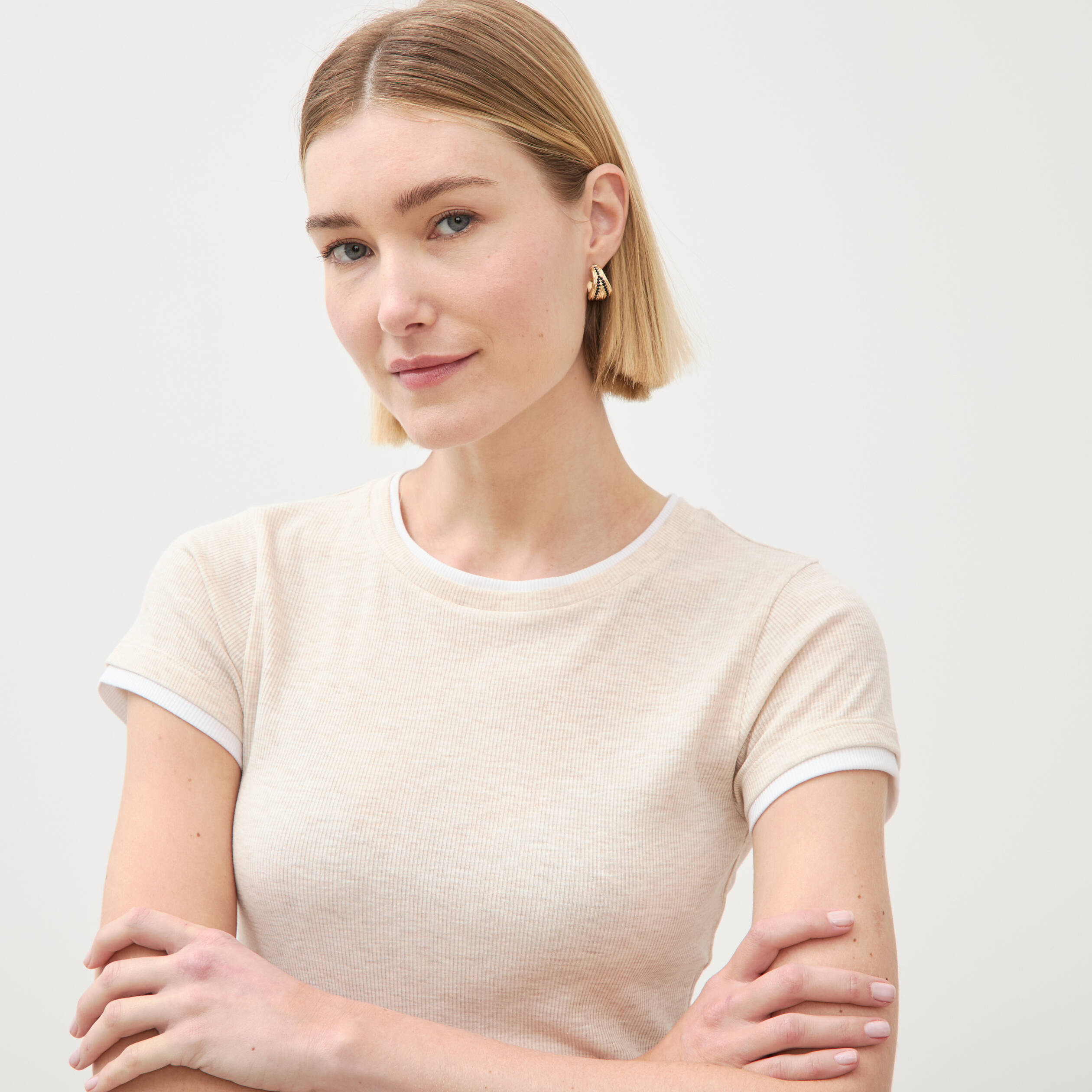T-shirt cintr&eacute; col rond manches courtes beige femme