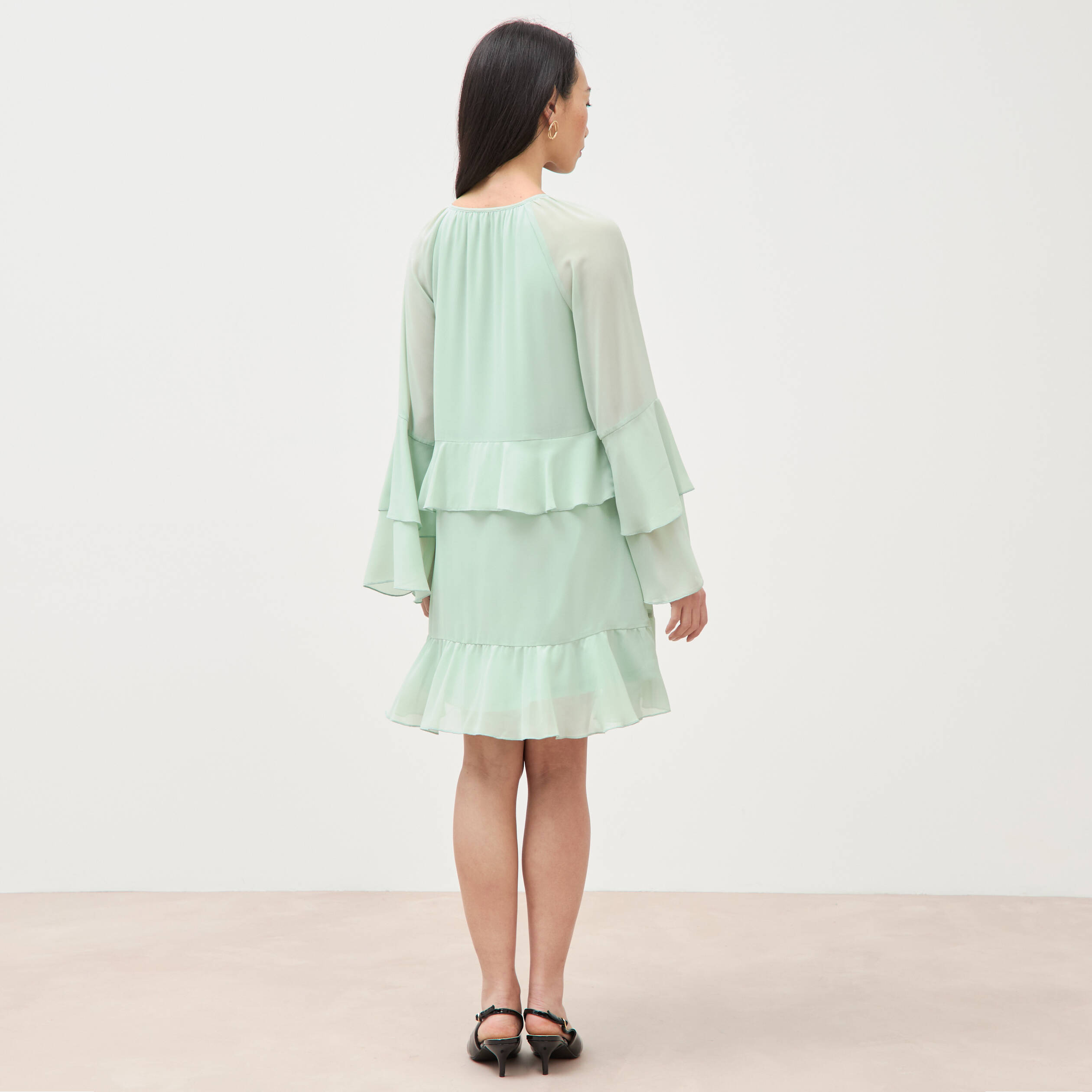 Robe courte &eacute;vas&eacute;e manches longues vert pastel femme