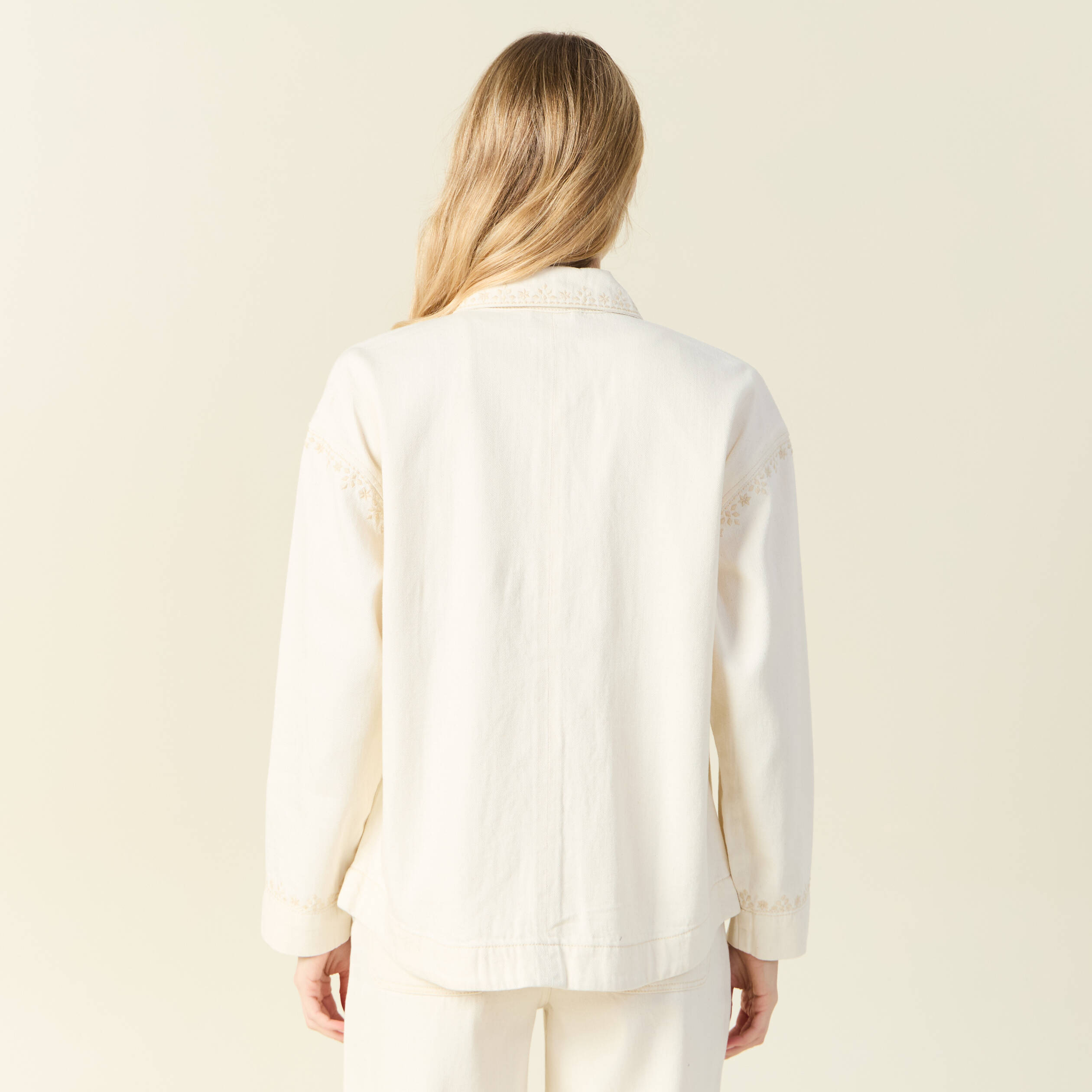 Blouson boutonn&eacute; brod&eacute; denim blanc femme