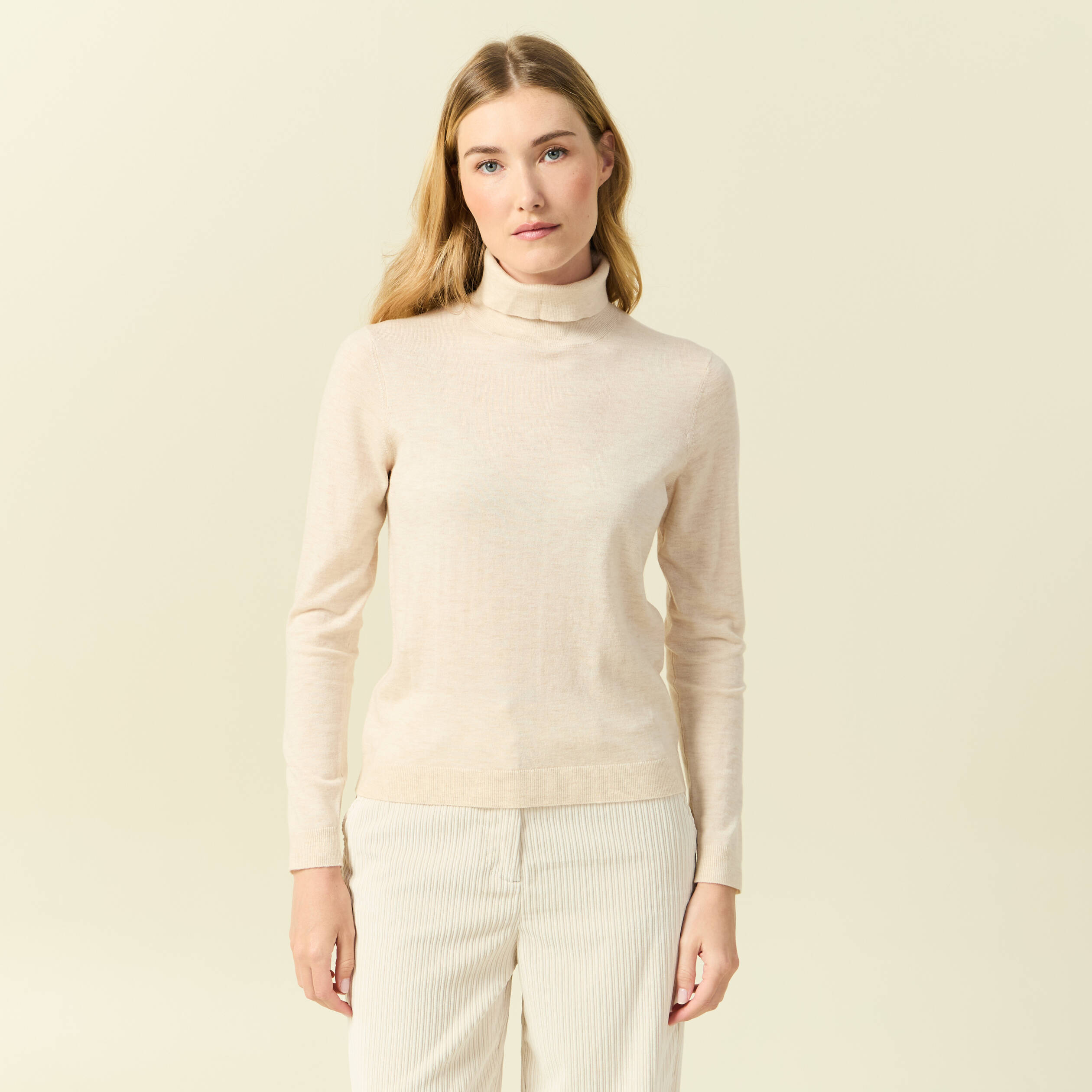 Pull fin col roul&eacute; manches longues creme femme