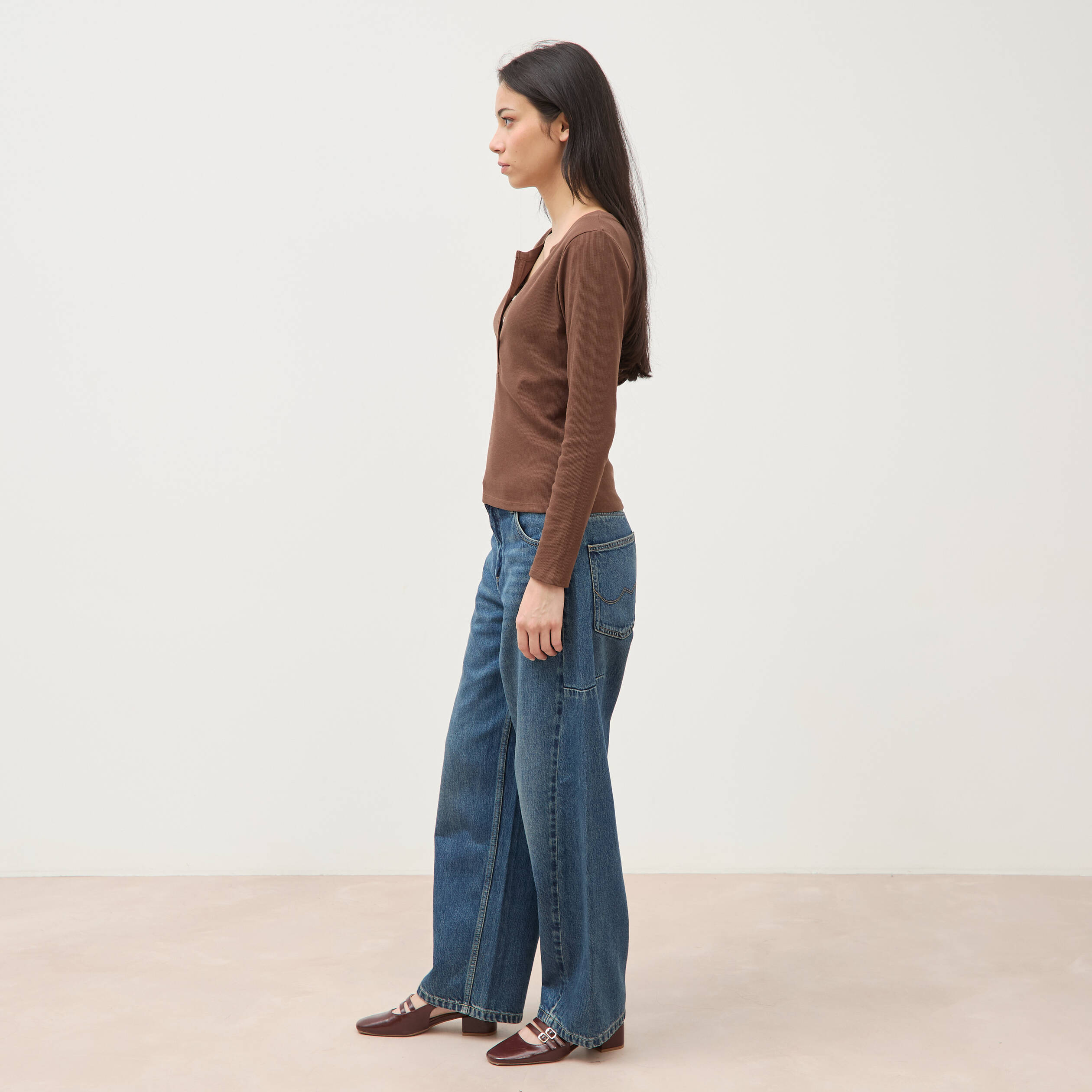 T-shirt cintr&eacute; manches longues marron fonc&eacute; femme