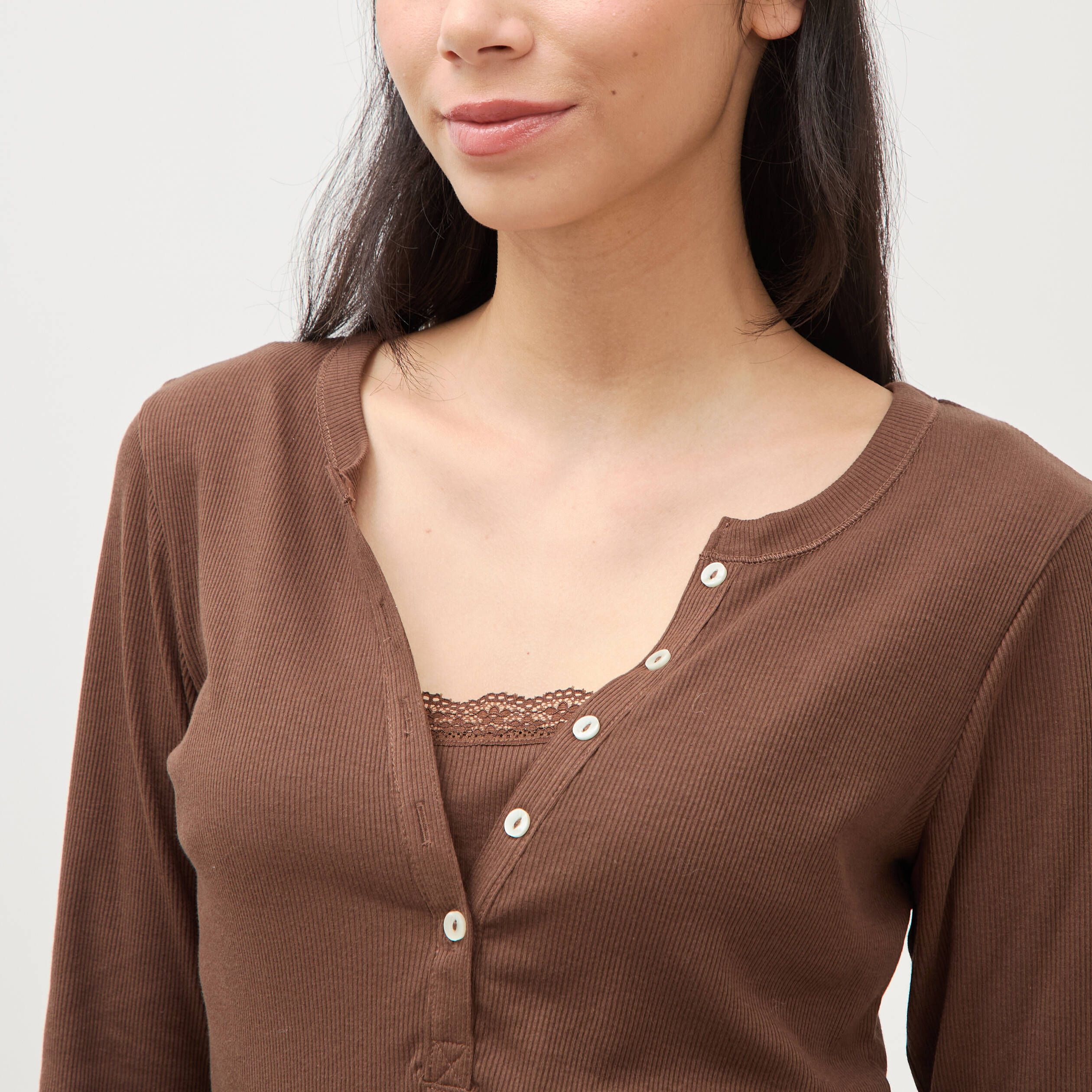 T-shirt cintr&eacute; manches longues marron fonc&eacute; femme