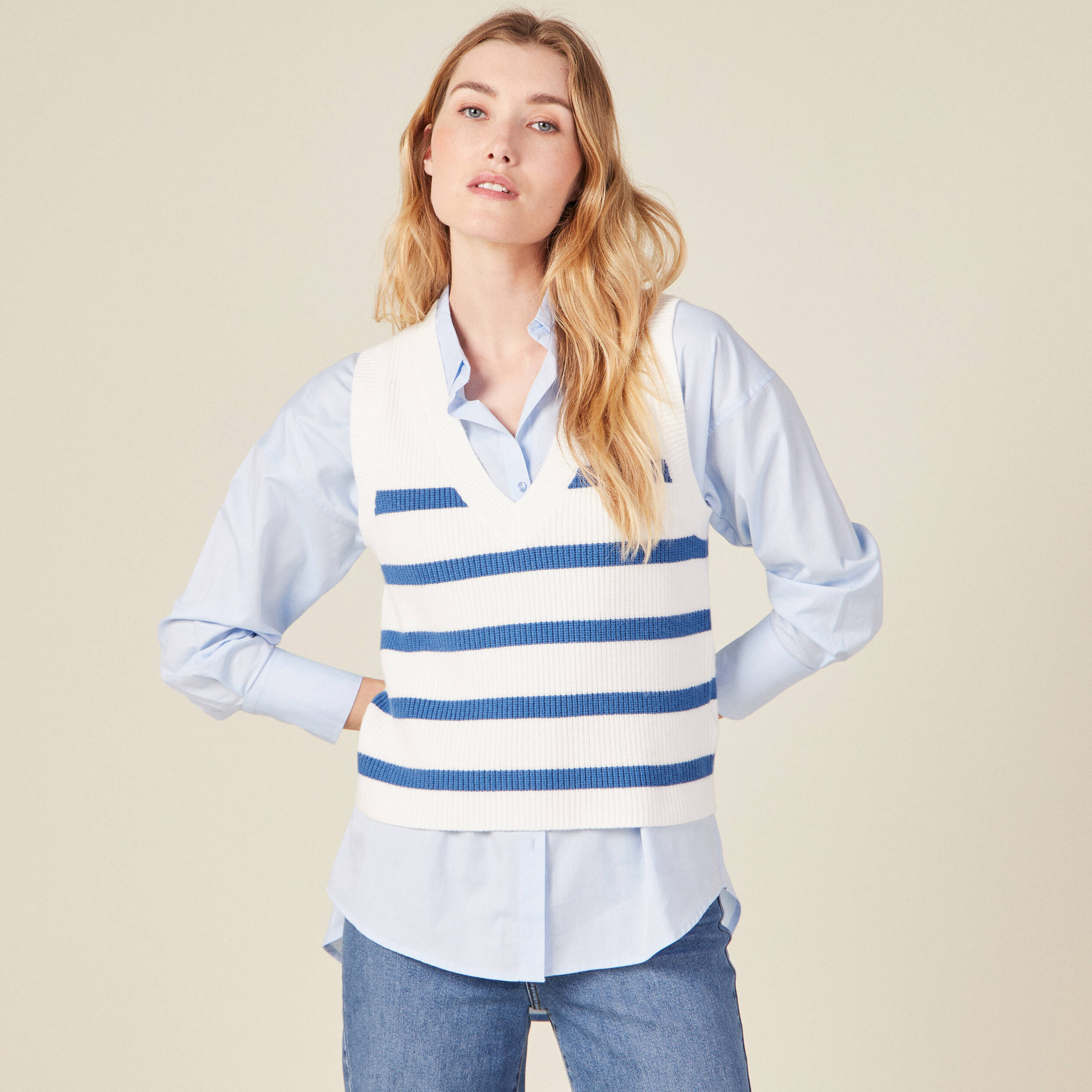 Pull droit court sans manches col v ecru femme
