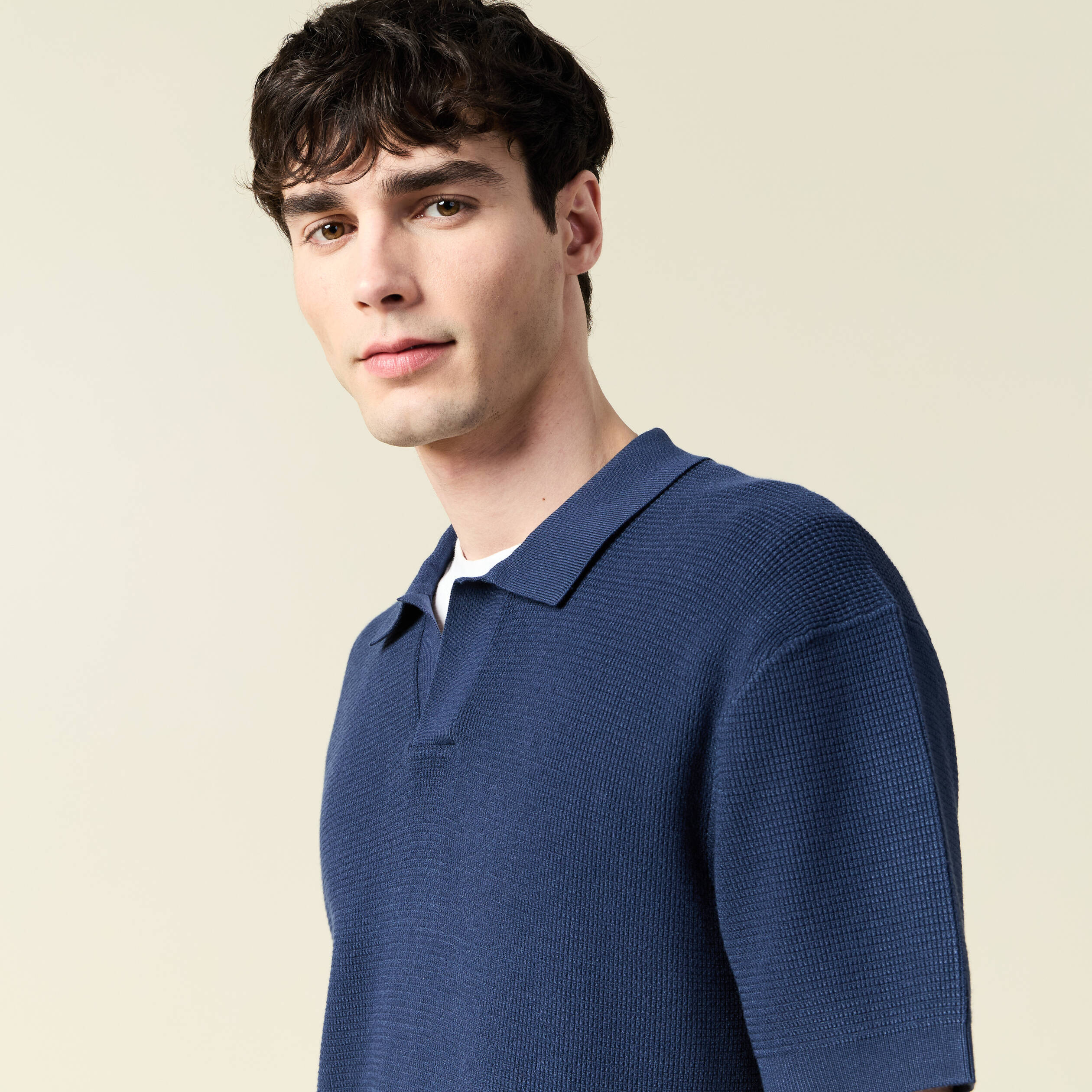 Polo cintr&eacute; manches courtes bleu marine homme