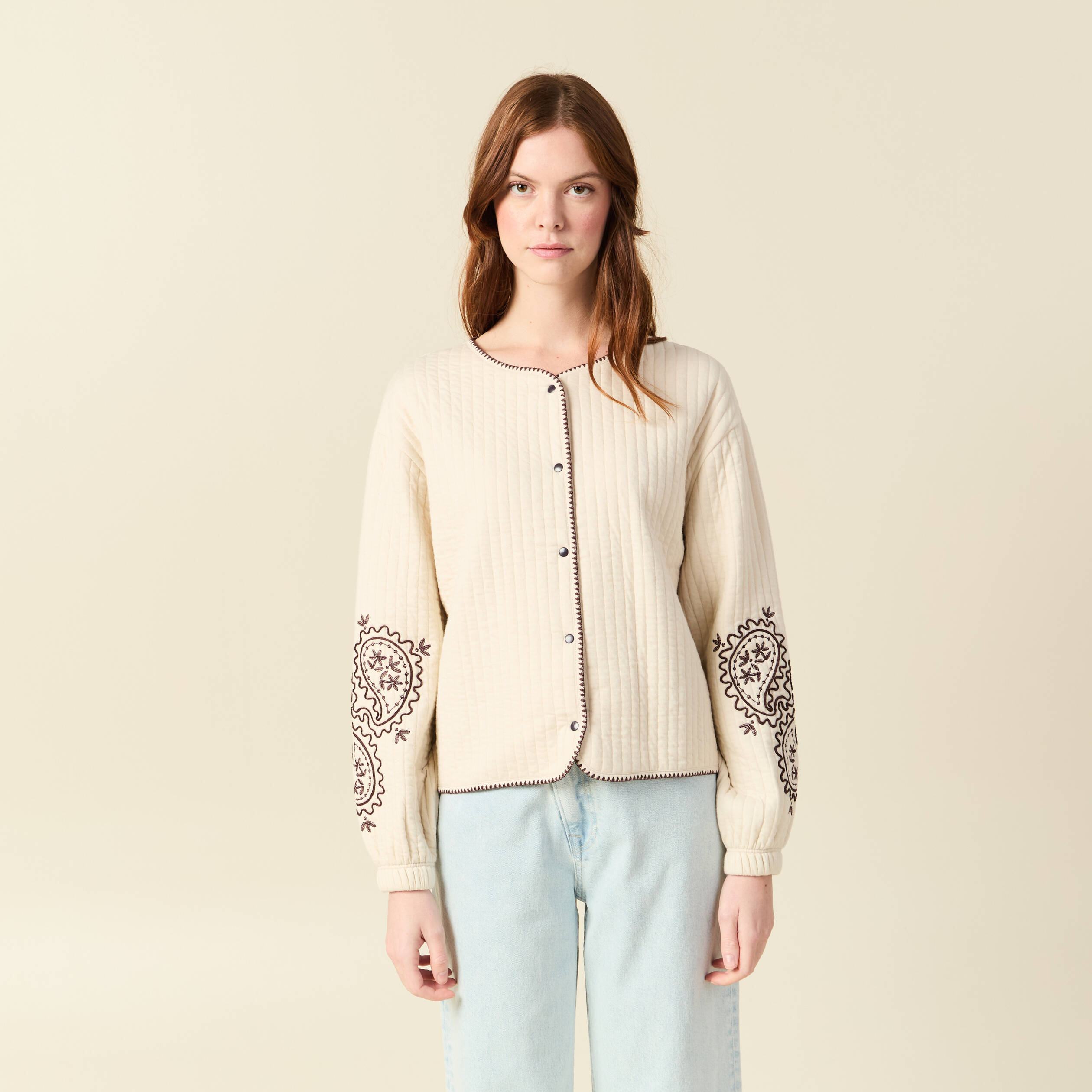 Cardigan droit court col rond brod&eacute; ivoire femme