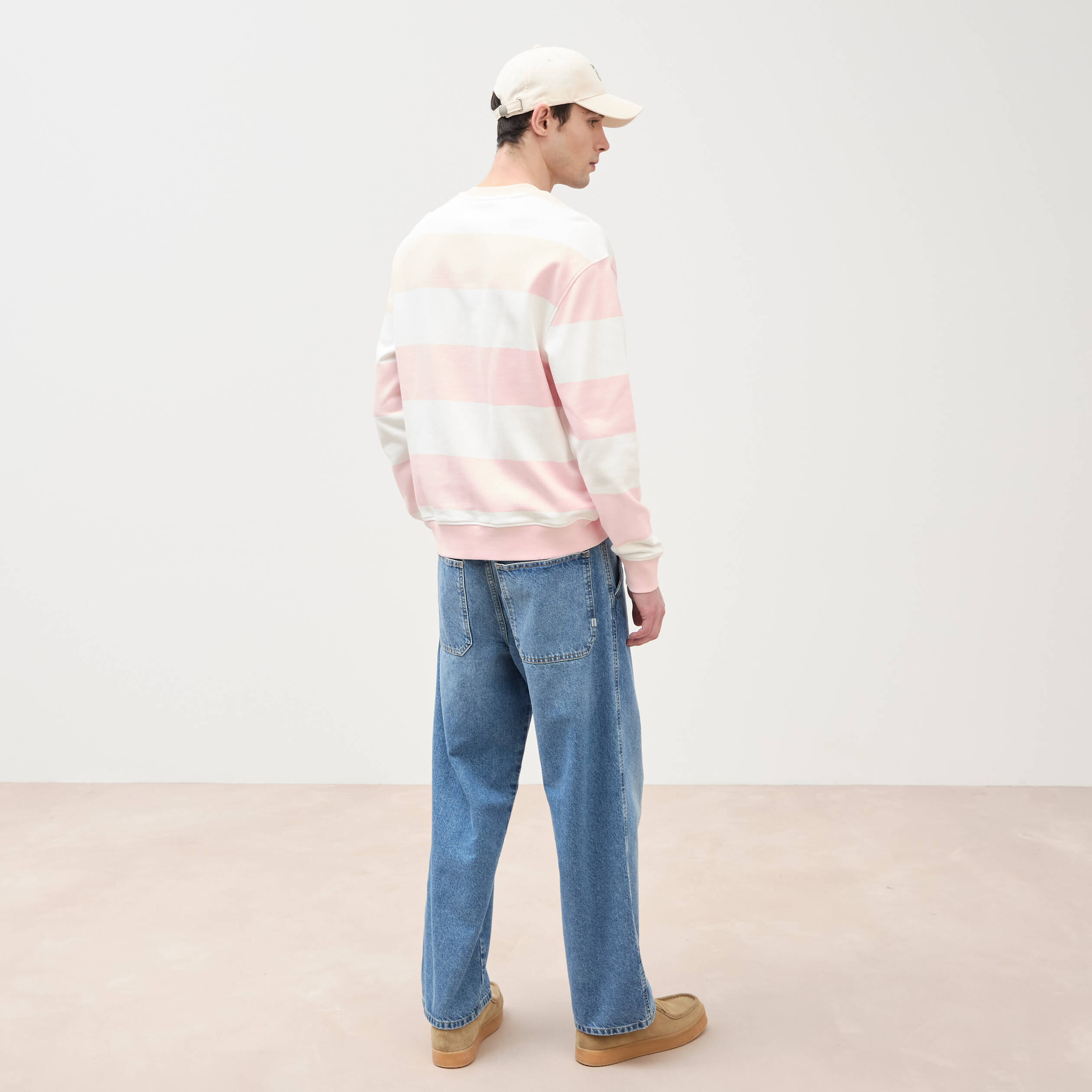 Sweat ray&eacute; col rond manches longues rose poudr&eacute;e homme