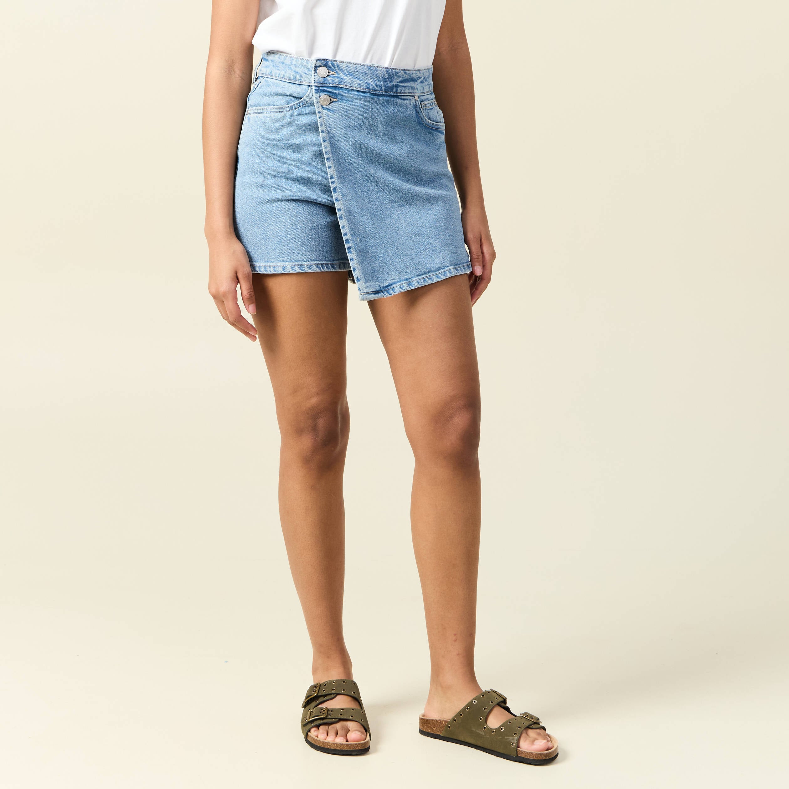 Jupe-short droite en jean denim bleach femme