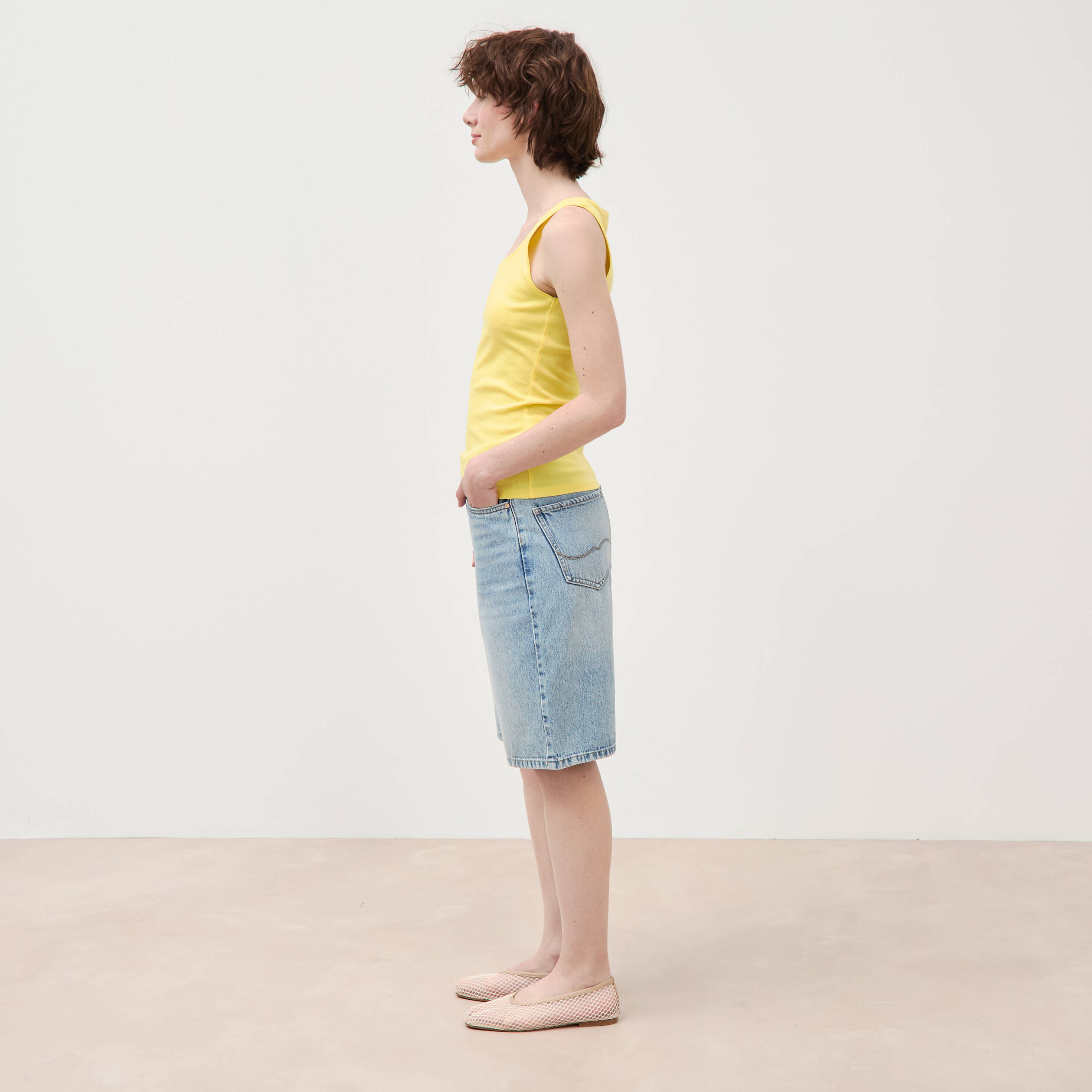 D&eacute;bardeur cintr&eacute; d&eacute;collet&eacute; sans manches jaune femme