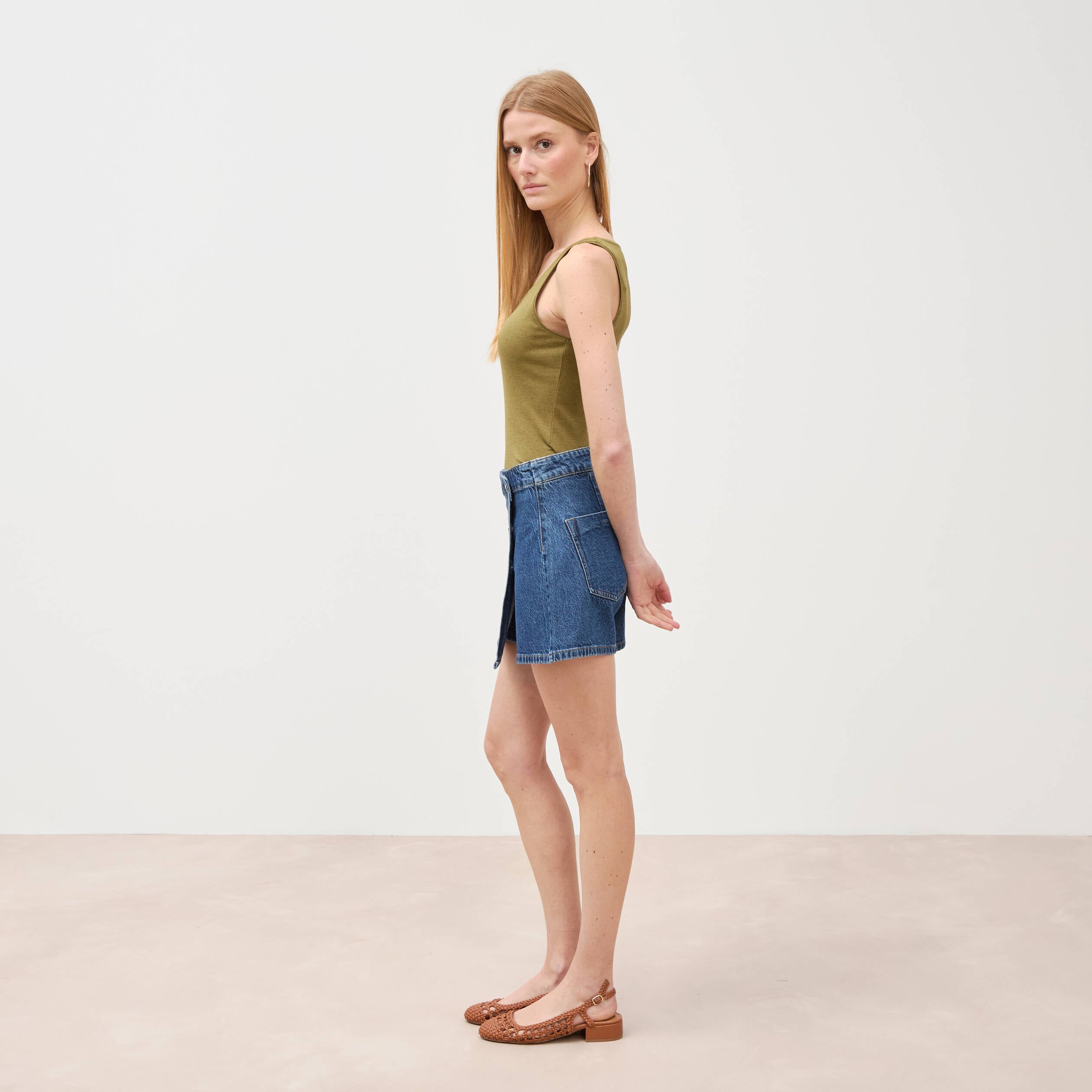 D&eacute;bardeur cintr&eacute; d&eacute;collet&eacute; sans manches vert kaki femme