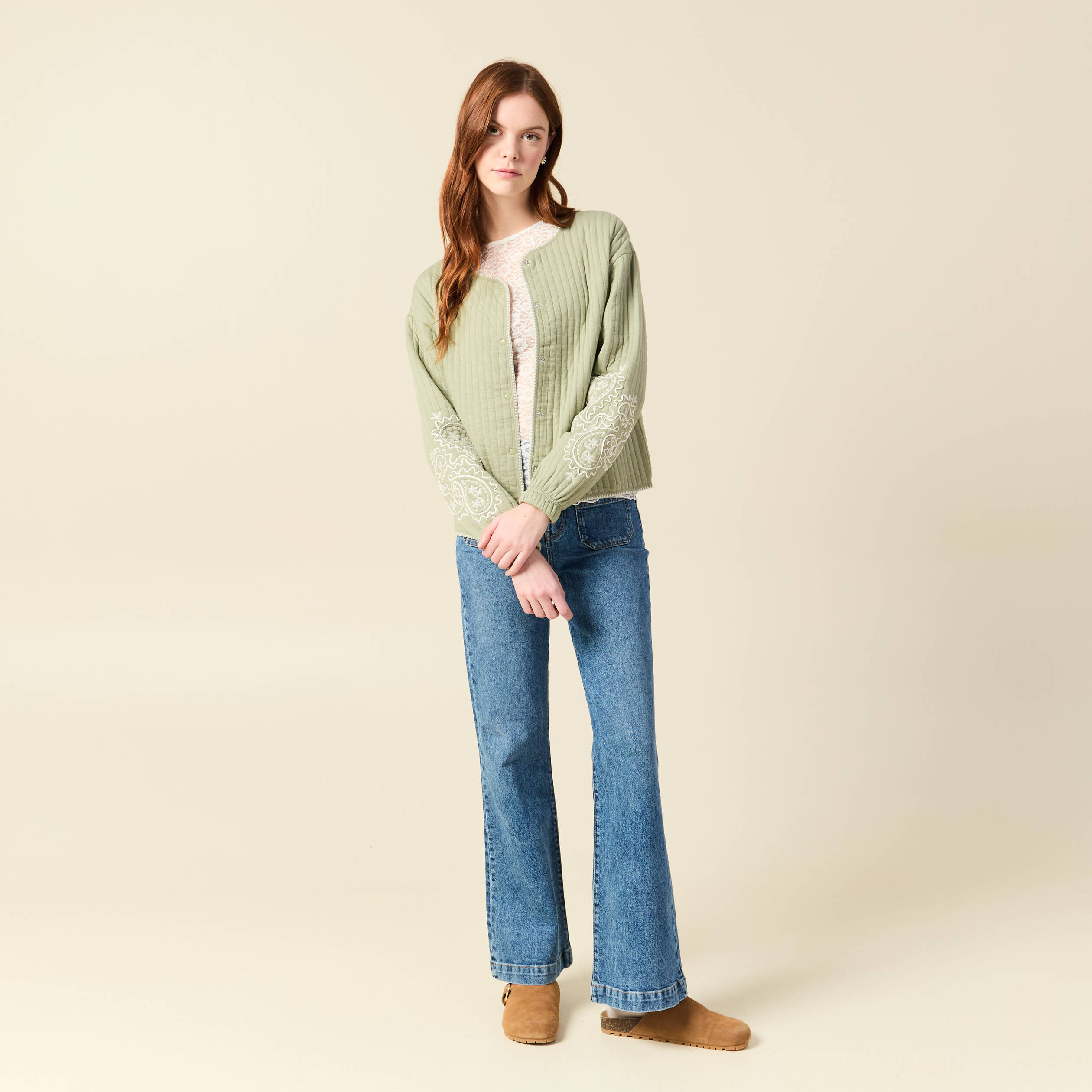 Cardigan droit court col rond brod&eacute; vert kaki femme