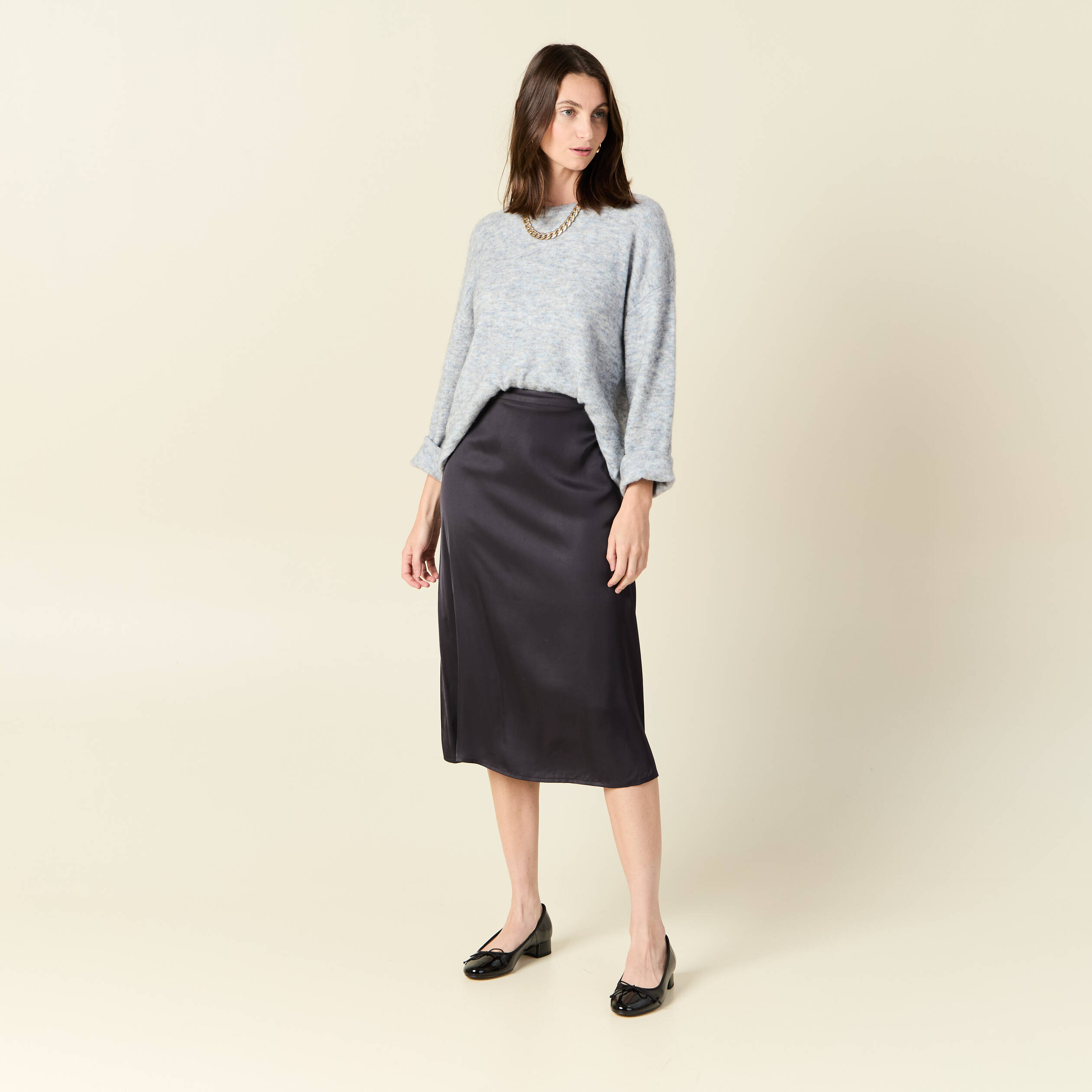 Jupe midi droite satin gris fonc&eacute; femme