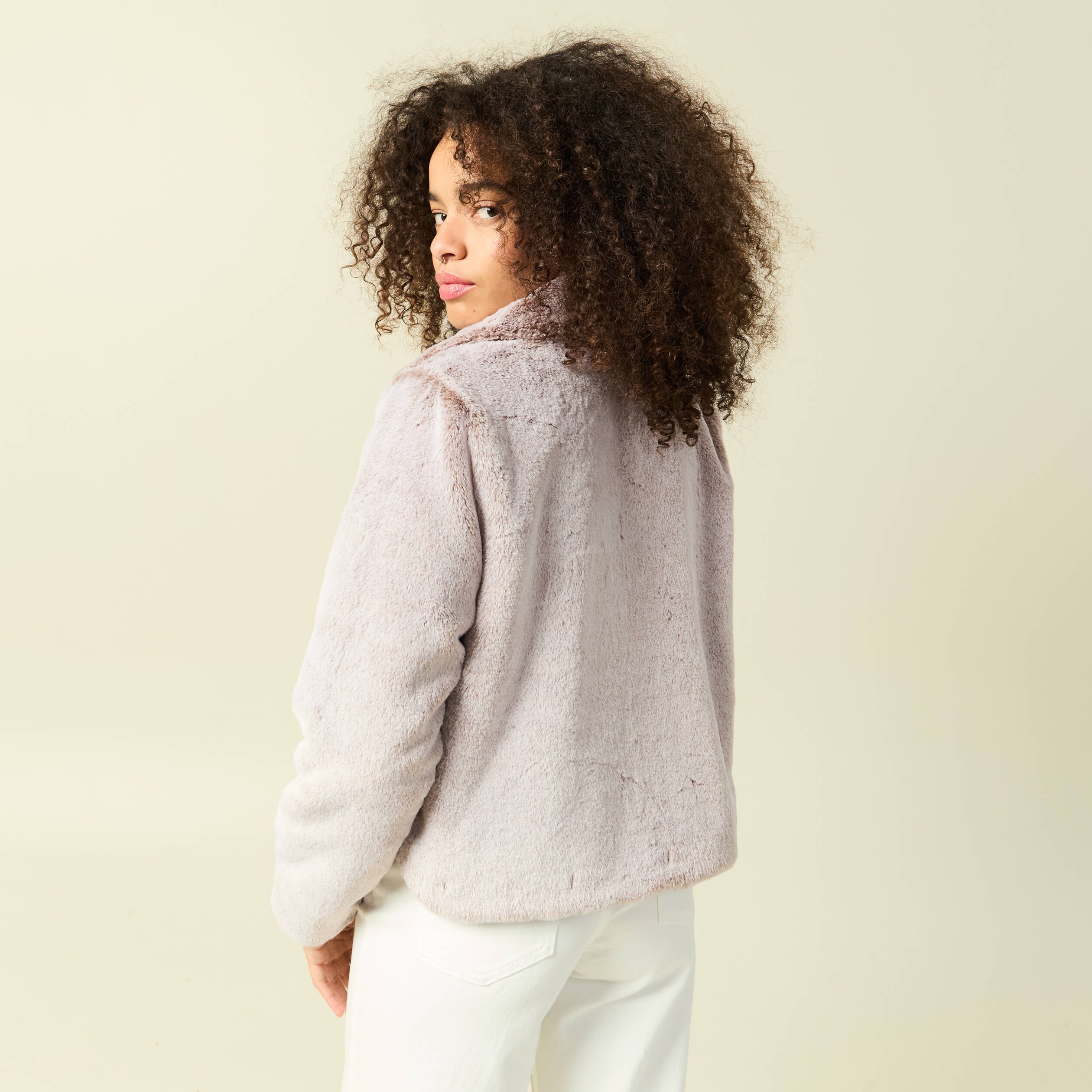 Manteau droit court col classique beige femme