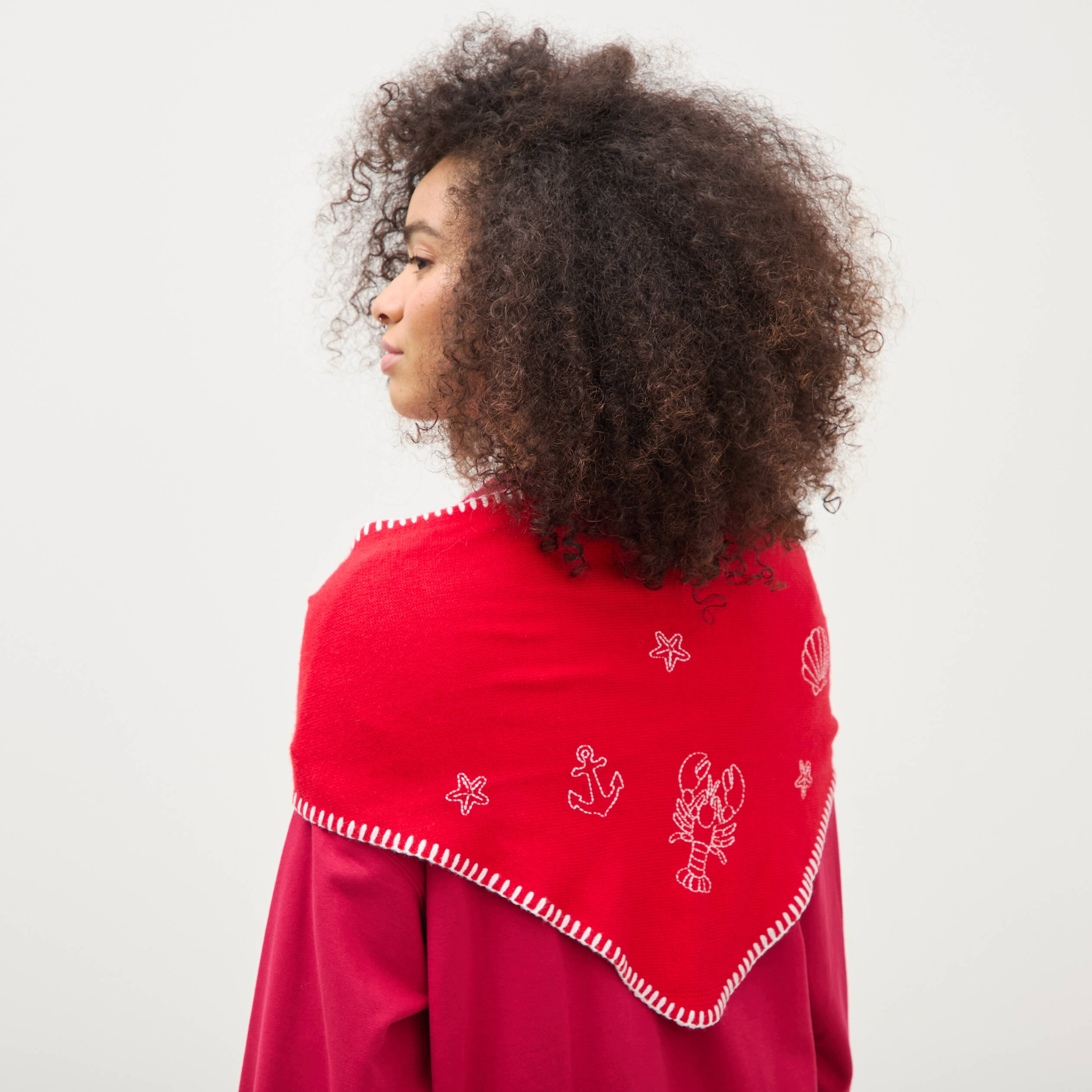Foulard brod&eacute; rouge femme