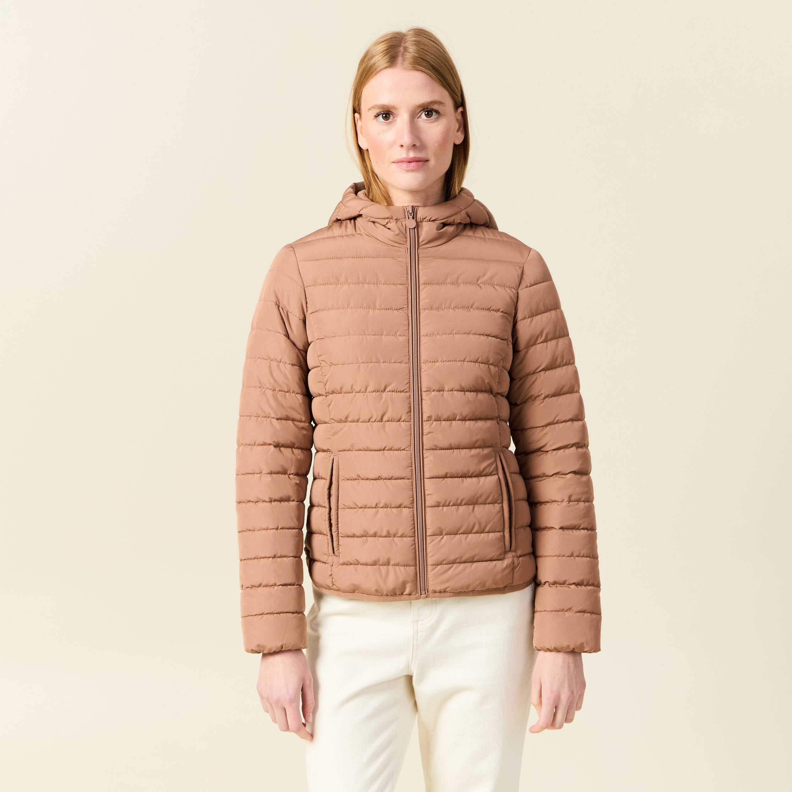Doudoune ajust&eacute;e mi-longue &agrave; capuche marron clair femme