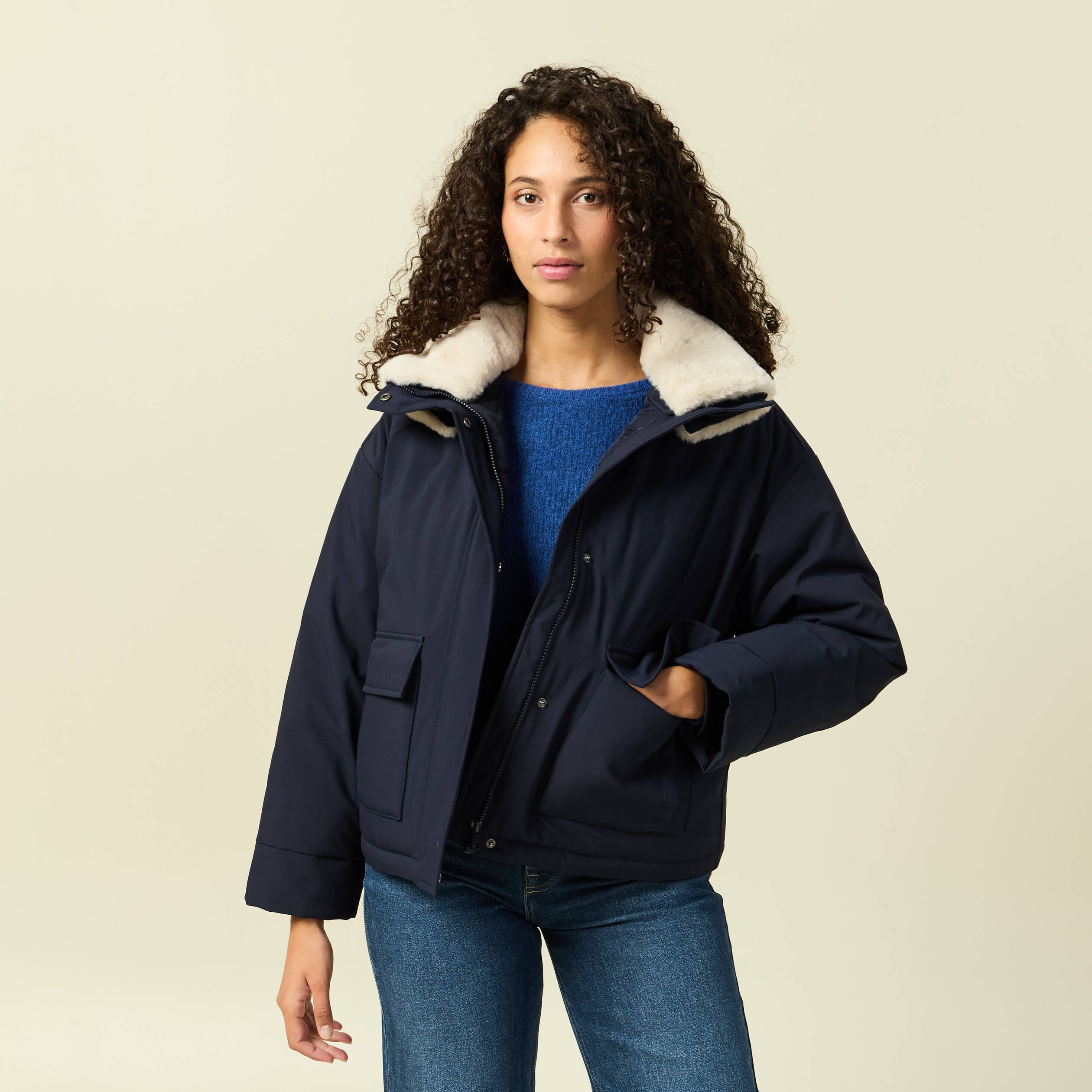 Veste droite courte col classique bleu fonc&eacute; femme
