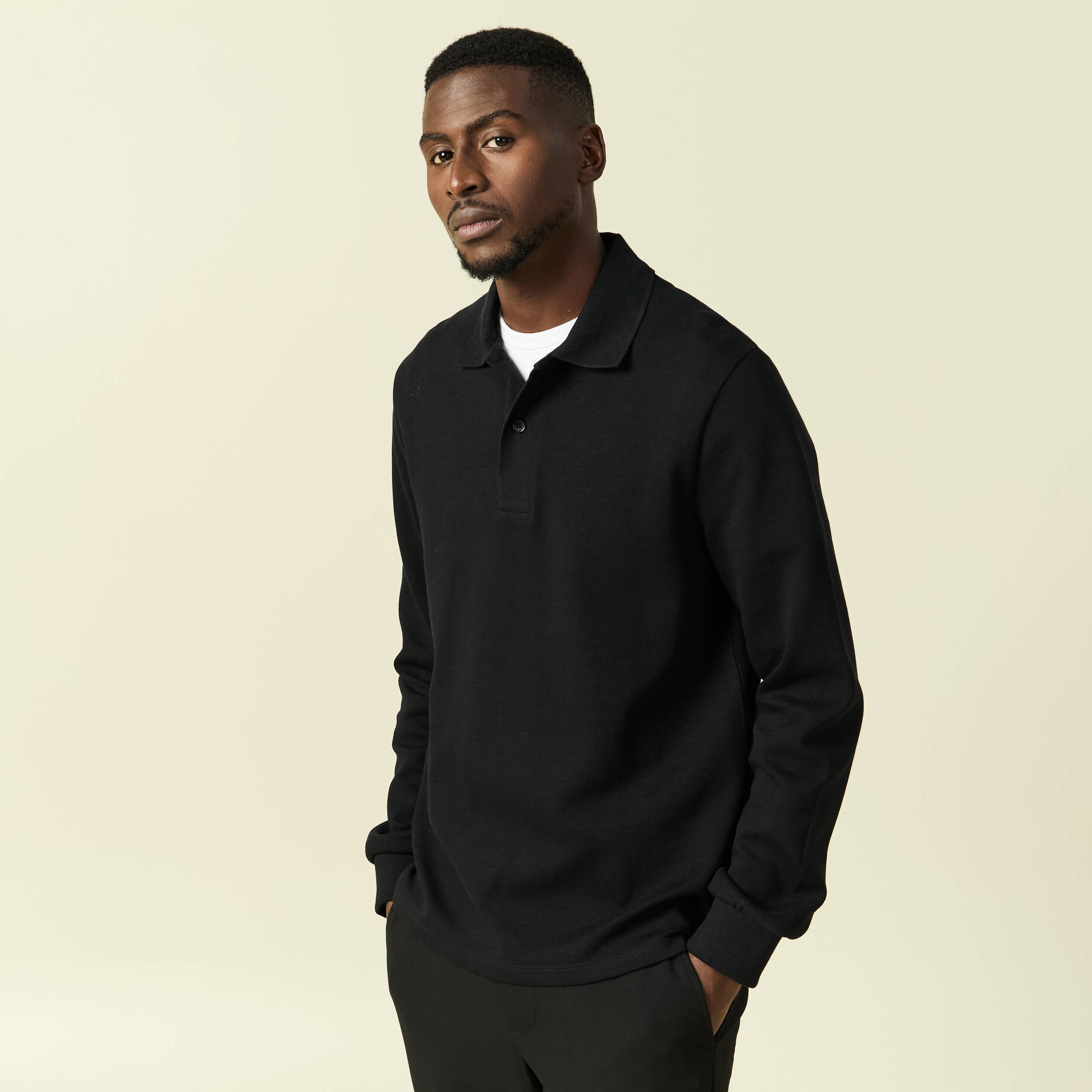 Polo cintr&eacute; manches longues en coton noir homme