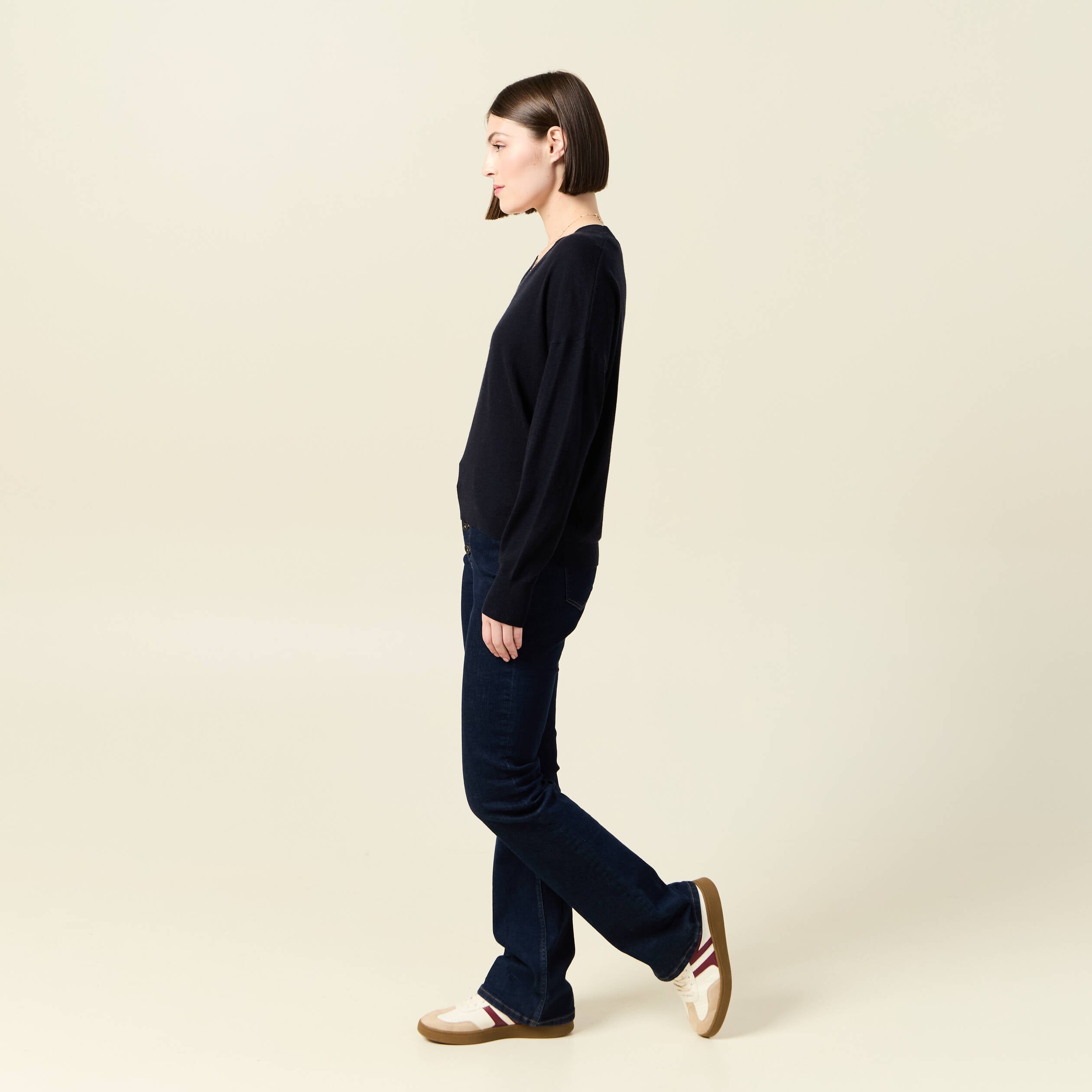Pull fin col V manches longues bleu fonc&eacute; femme