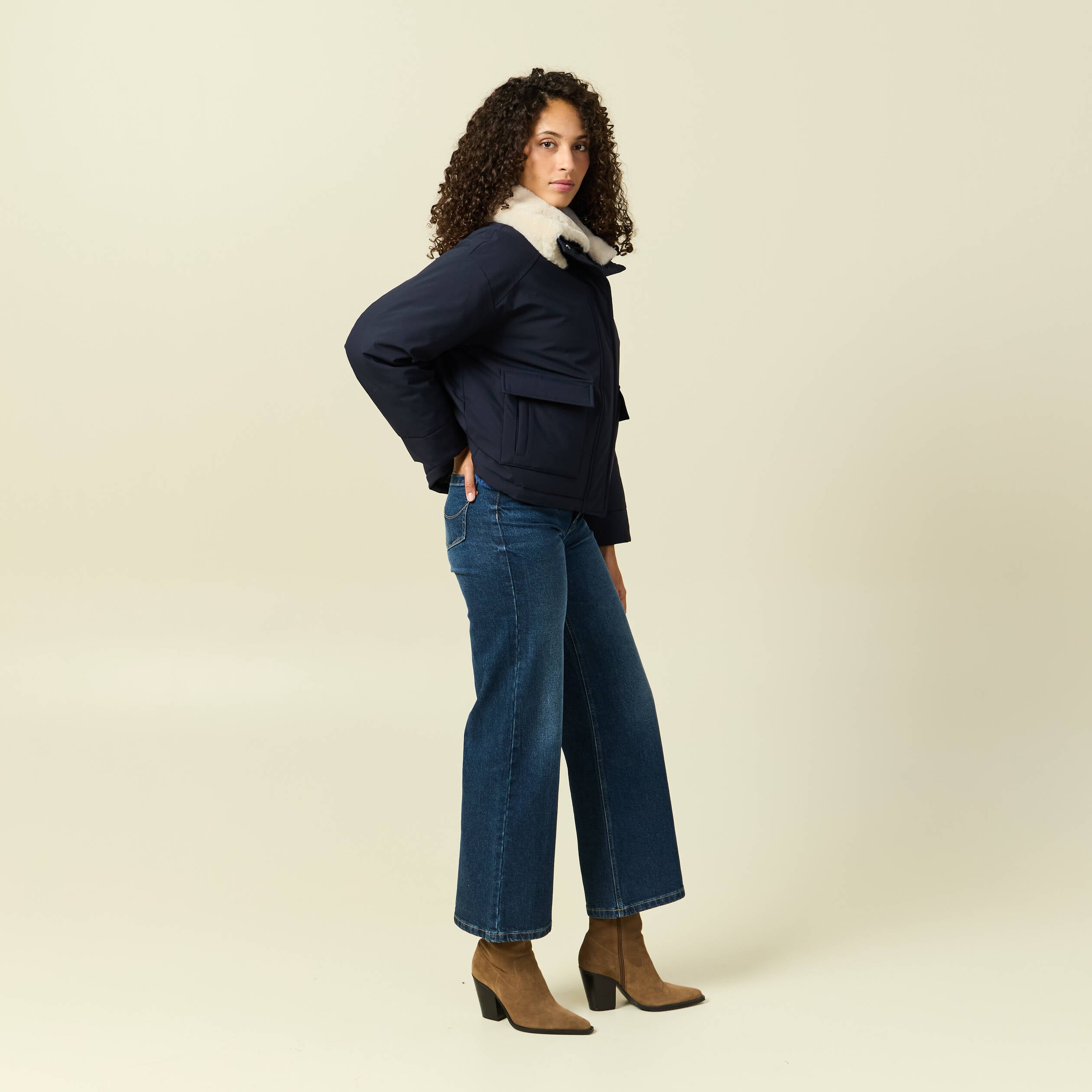 Veste droite courte col classique bleu fonc&eacute; femme