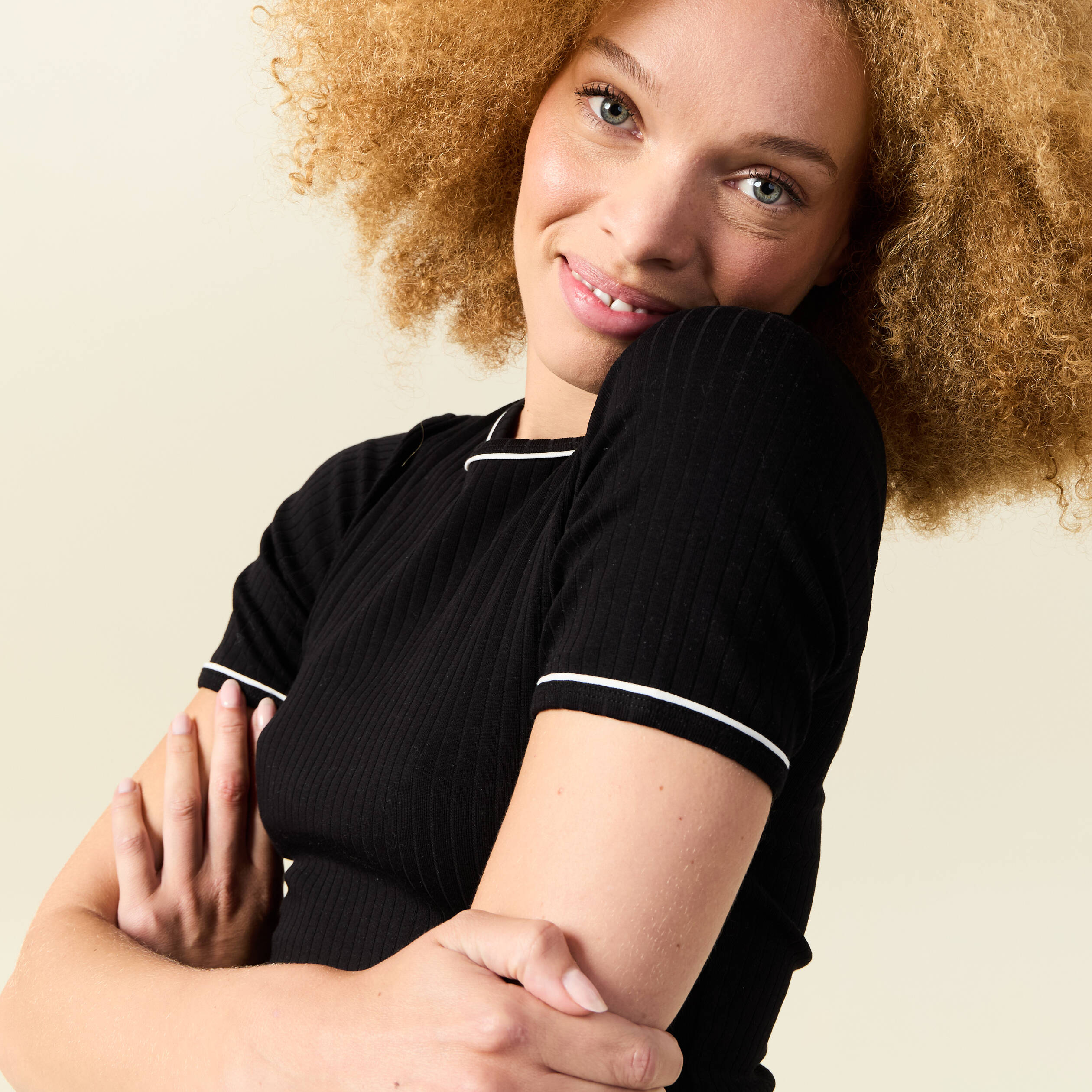 T-shirt ajust&eacute; court manches courtes noir femme
