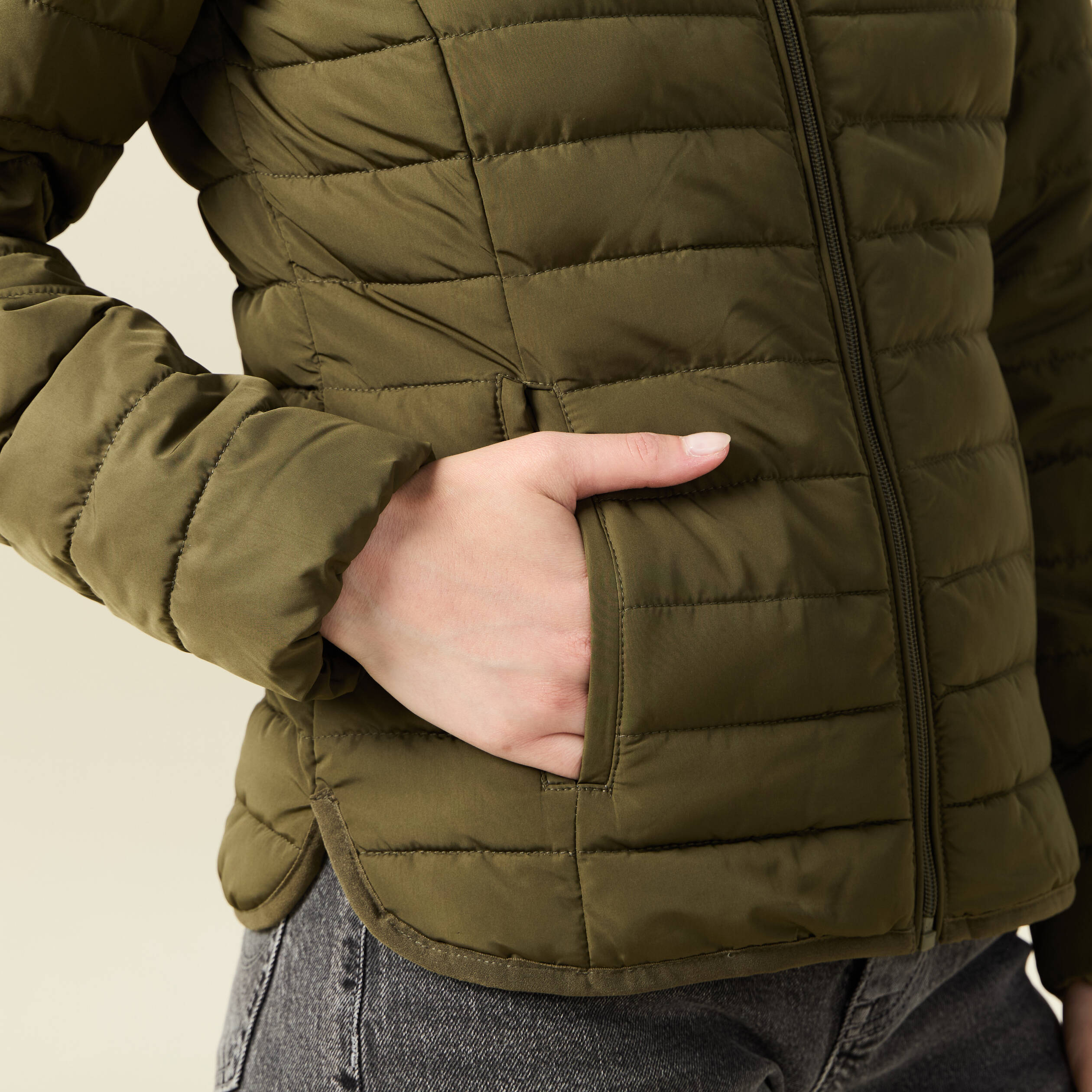 Doudoune ajust&eacute;e courte manches longues vert kaki femme