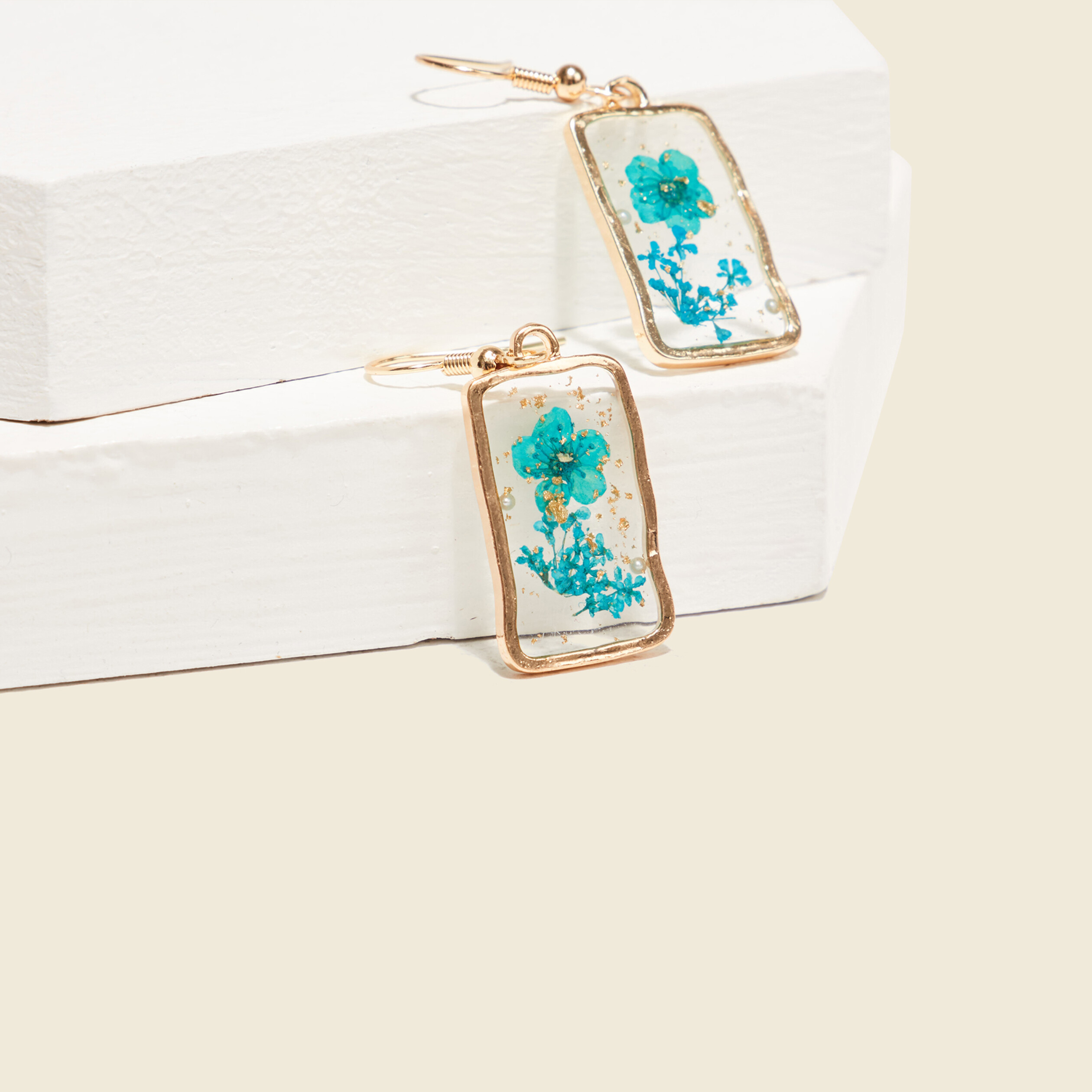 Boucles D'oreilles Pendantes Fleurs En Fimo Et Perles Bleu Ciel - Neuf, Crochets, Fabriqué En France