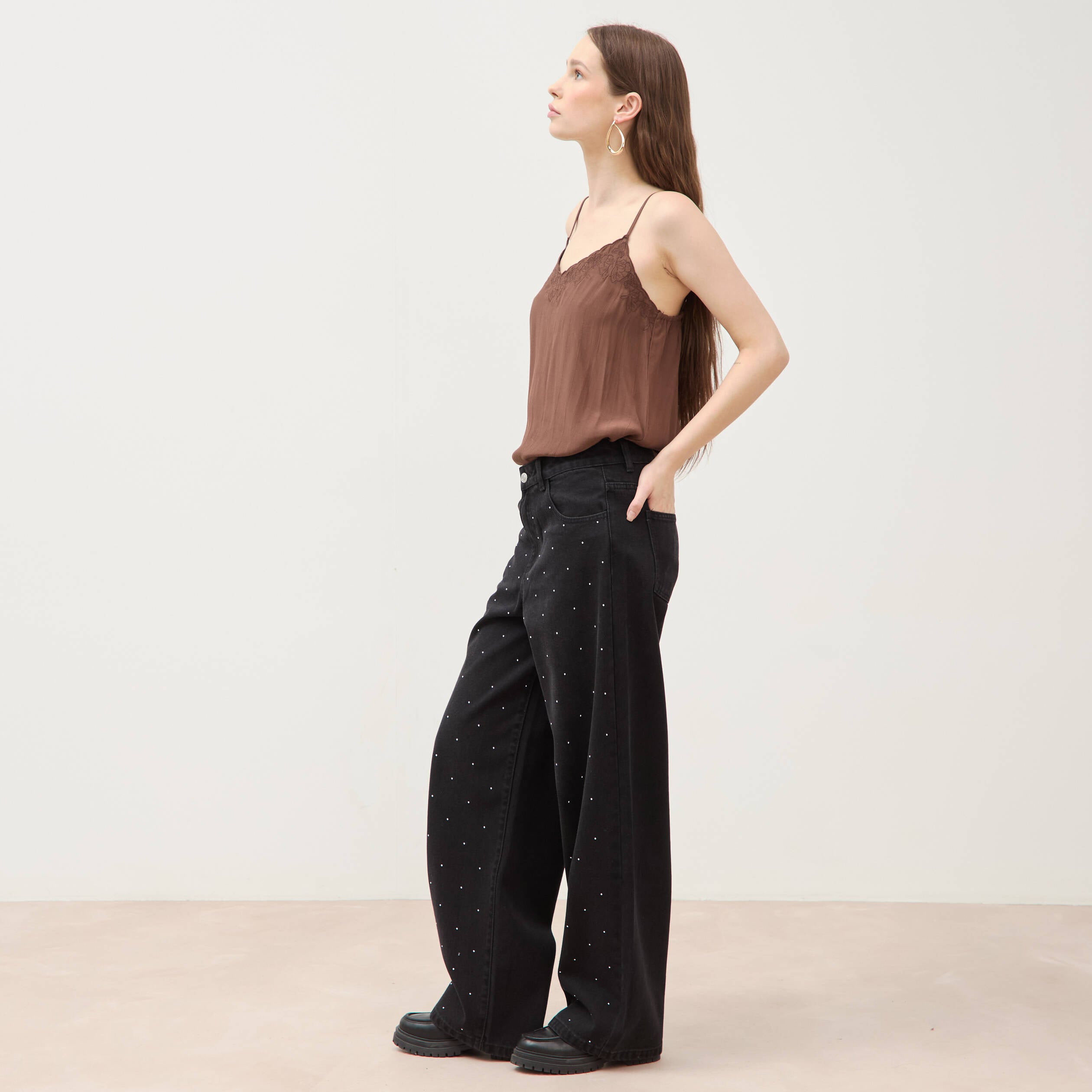 Jeans ample d&eacute;tails clout&eacute;s denim noir femme