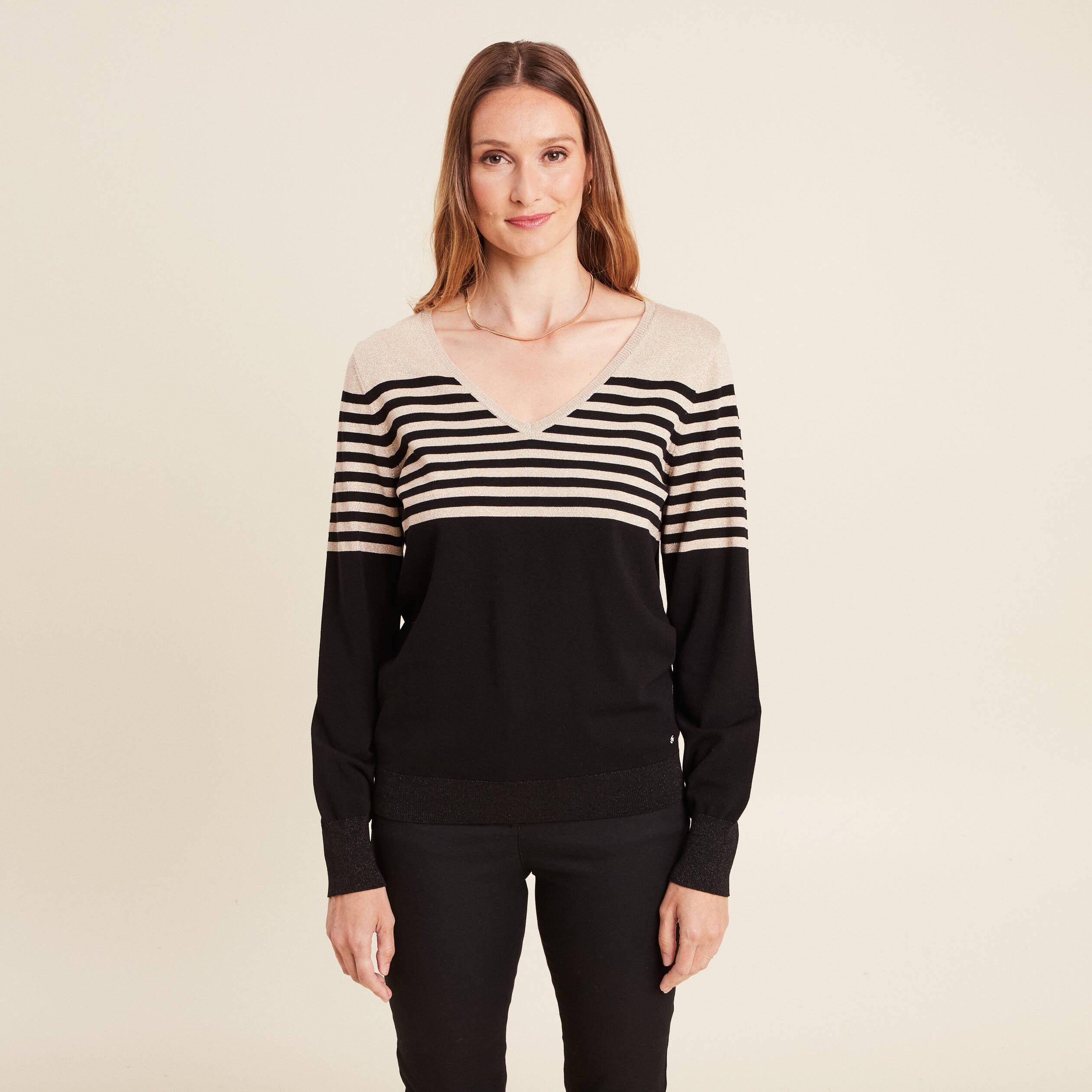 Pull ajust&eacute; col en V noir femme