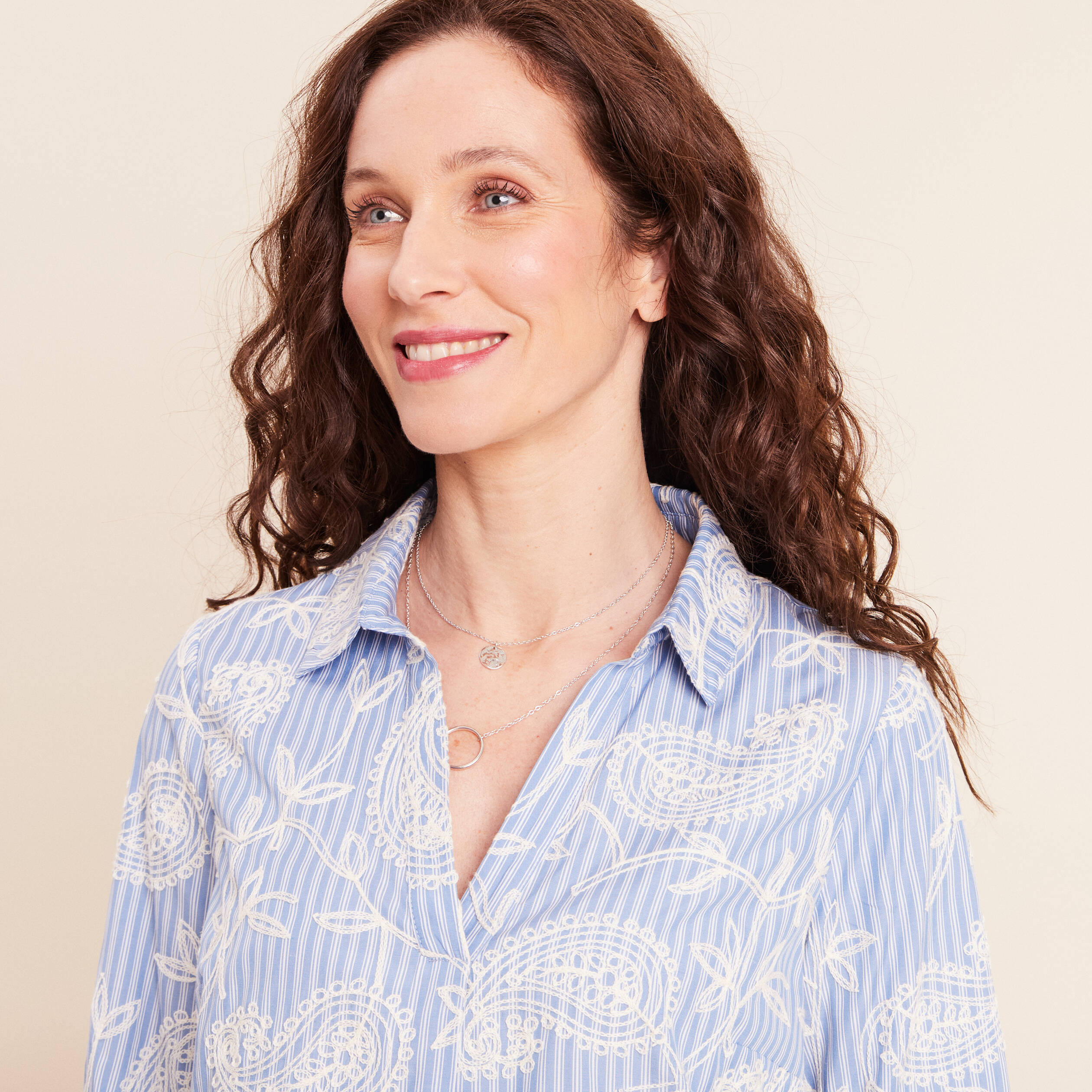 Blouse ample manches longues brod&eacute;e bleu ciel femme