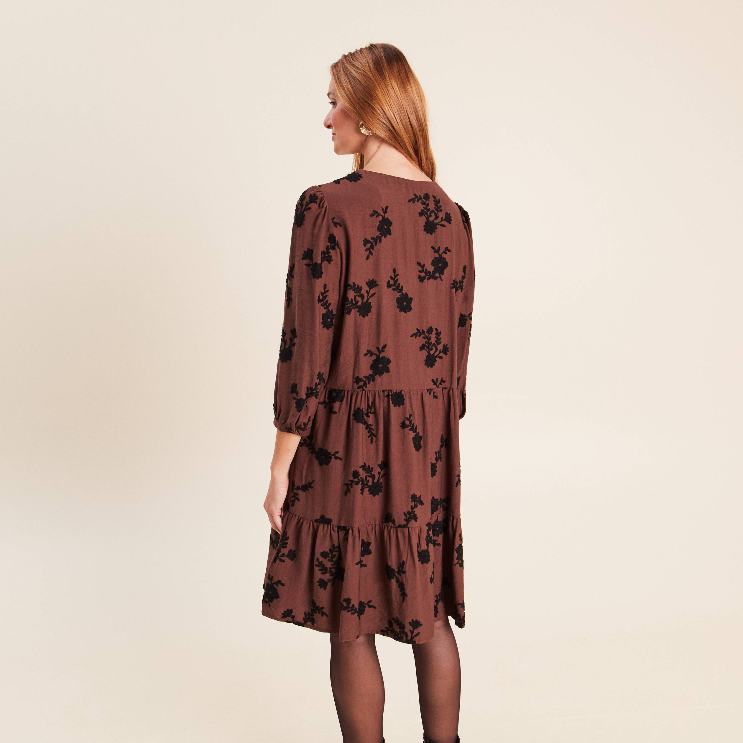 Robe courte &eacute;vas&eacute;e col v manches 3/4 marron femme