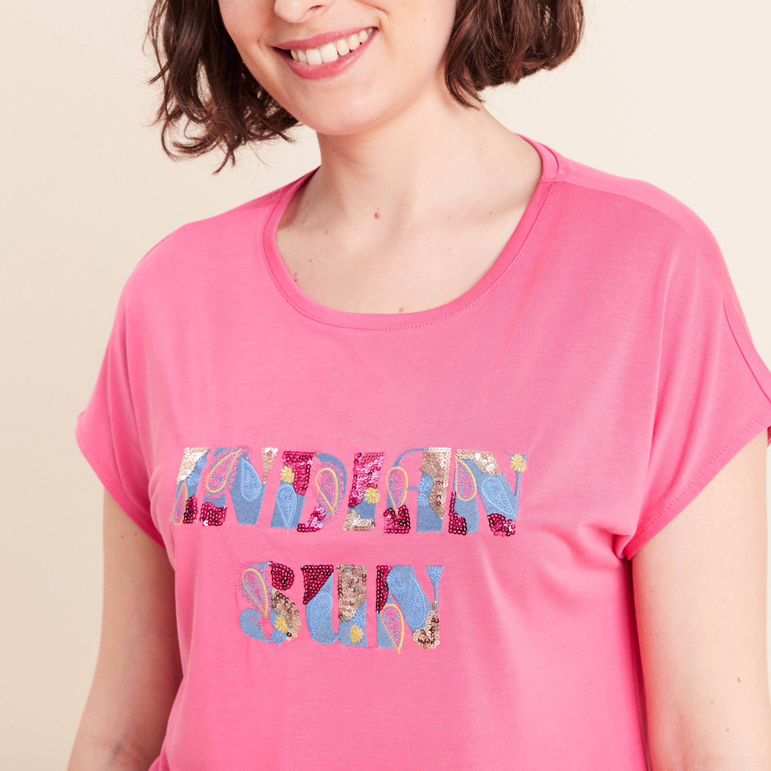 T-shirt col rond manches courtes brod&eacute; rose fushia femme