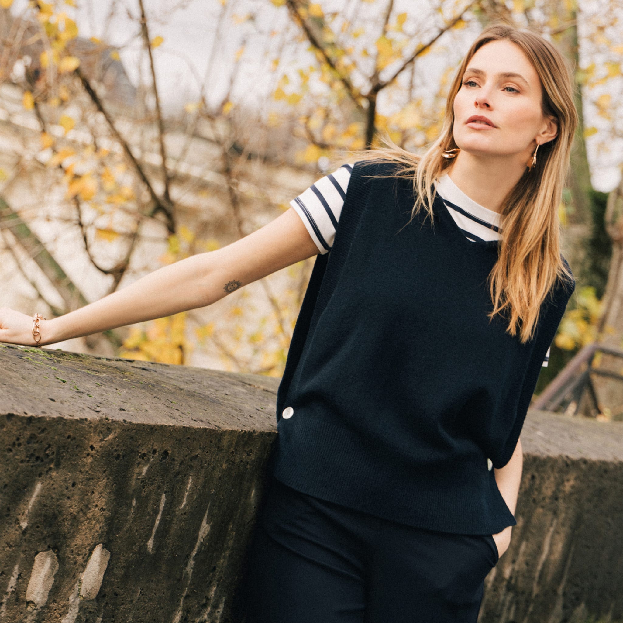 pull sans manches a capuche bleu fonce femme Pull sans manches à capuche bleu foncé femme