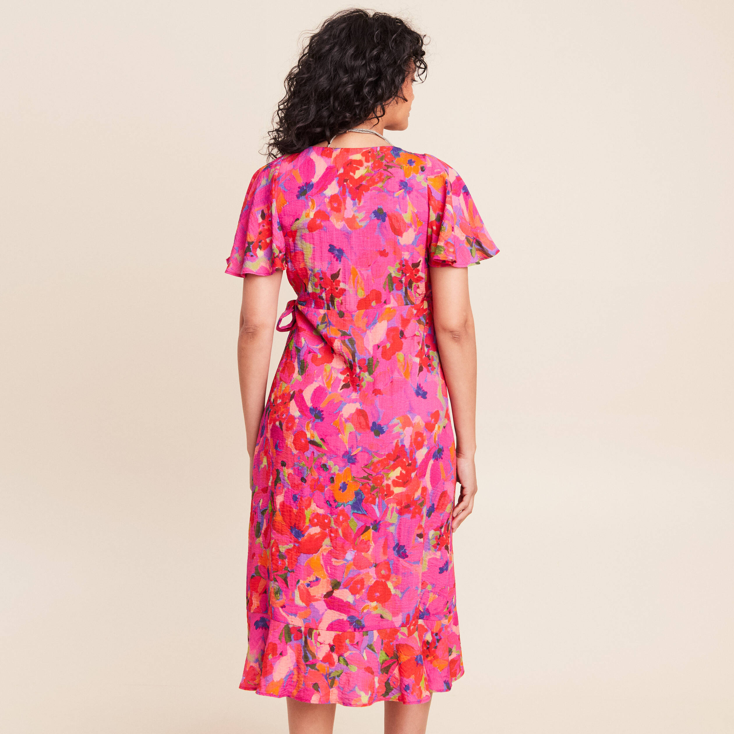 Robe courte &eacute;vas&eacute;e col v manches courtes rose femme