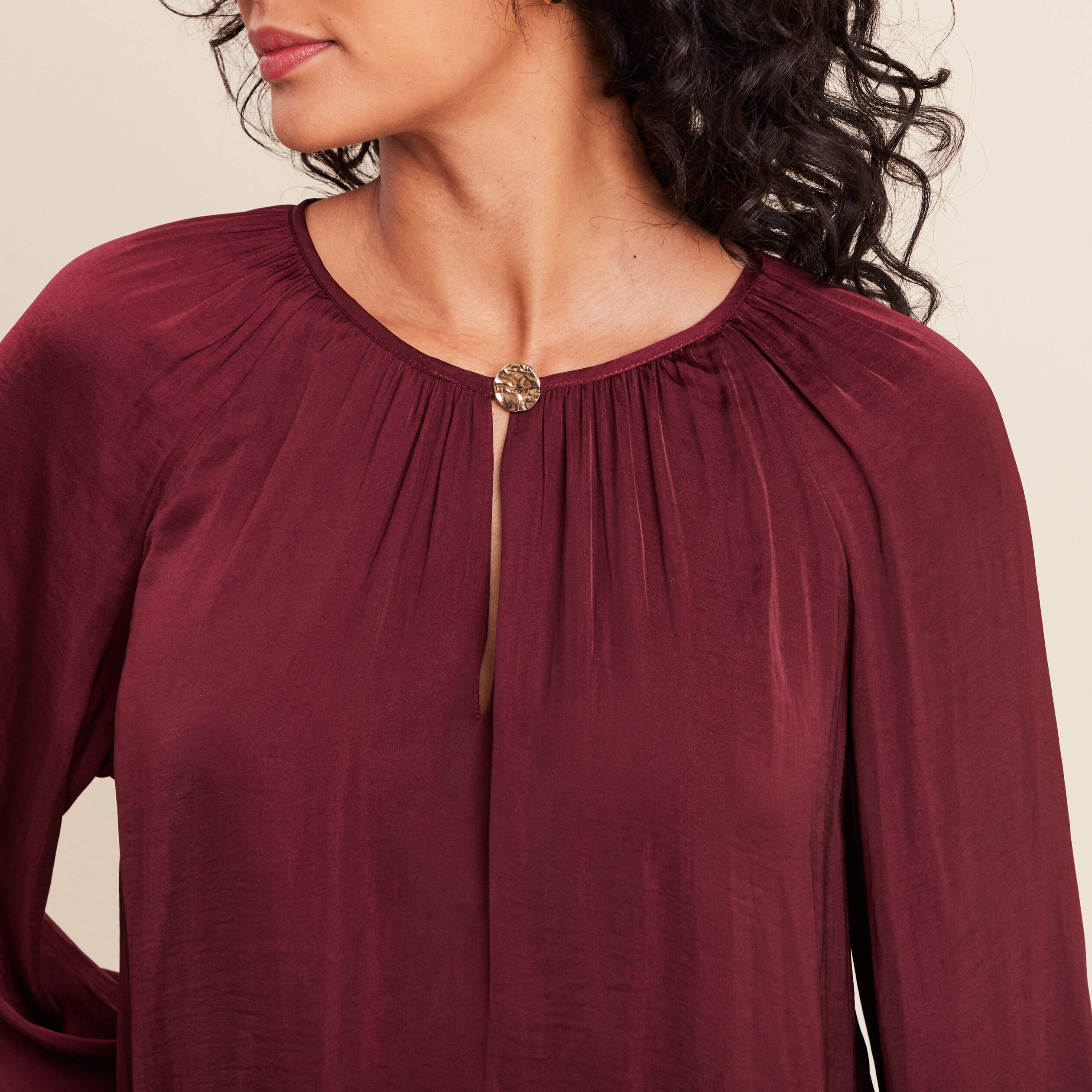 Blouse ample col rond satin&eacute;e bordeaux femme