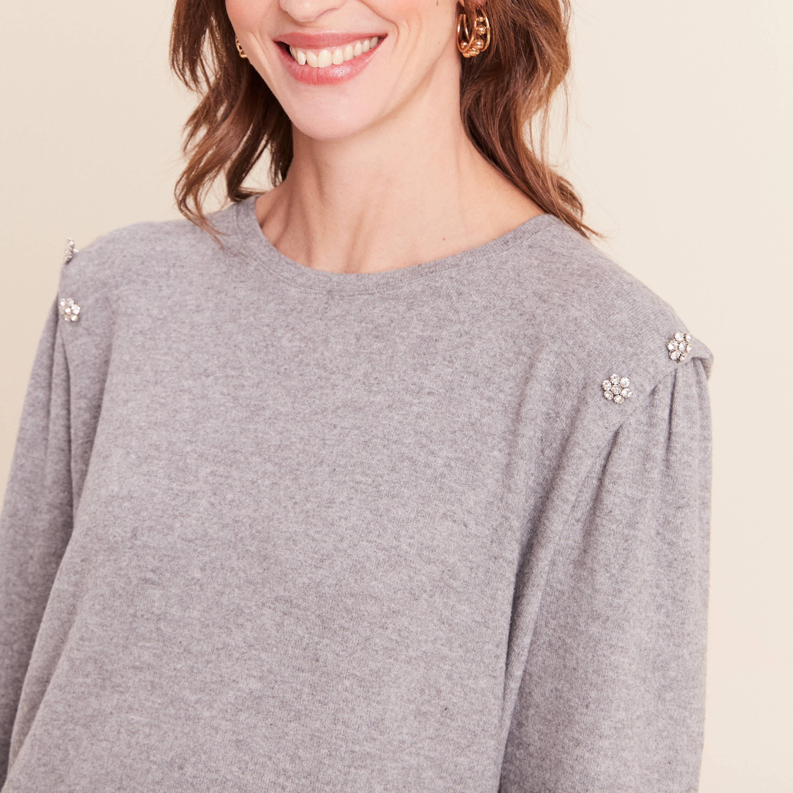 T-shirt doux avec bijoux gris fonc&eacute; femme