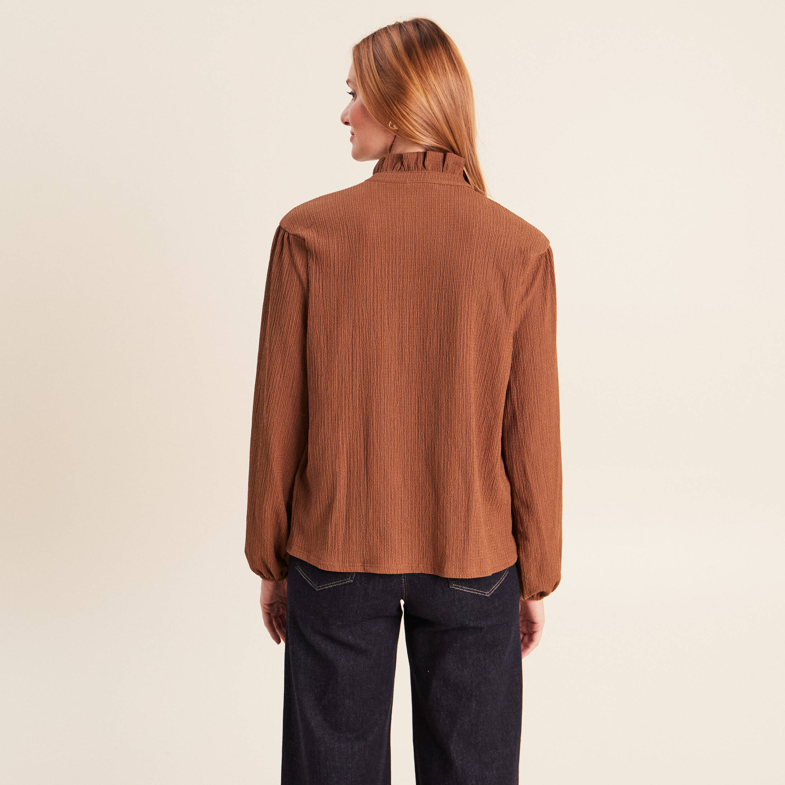 Blouse droite pliss&eacute;e col montant marron fonc&eacute; femme